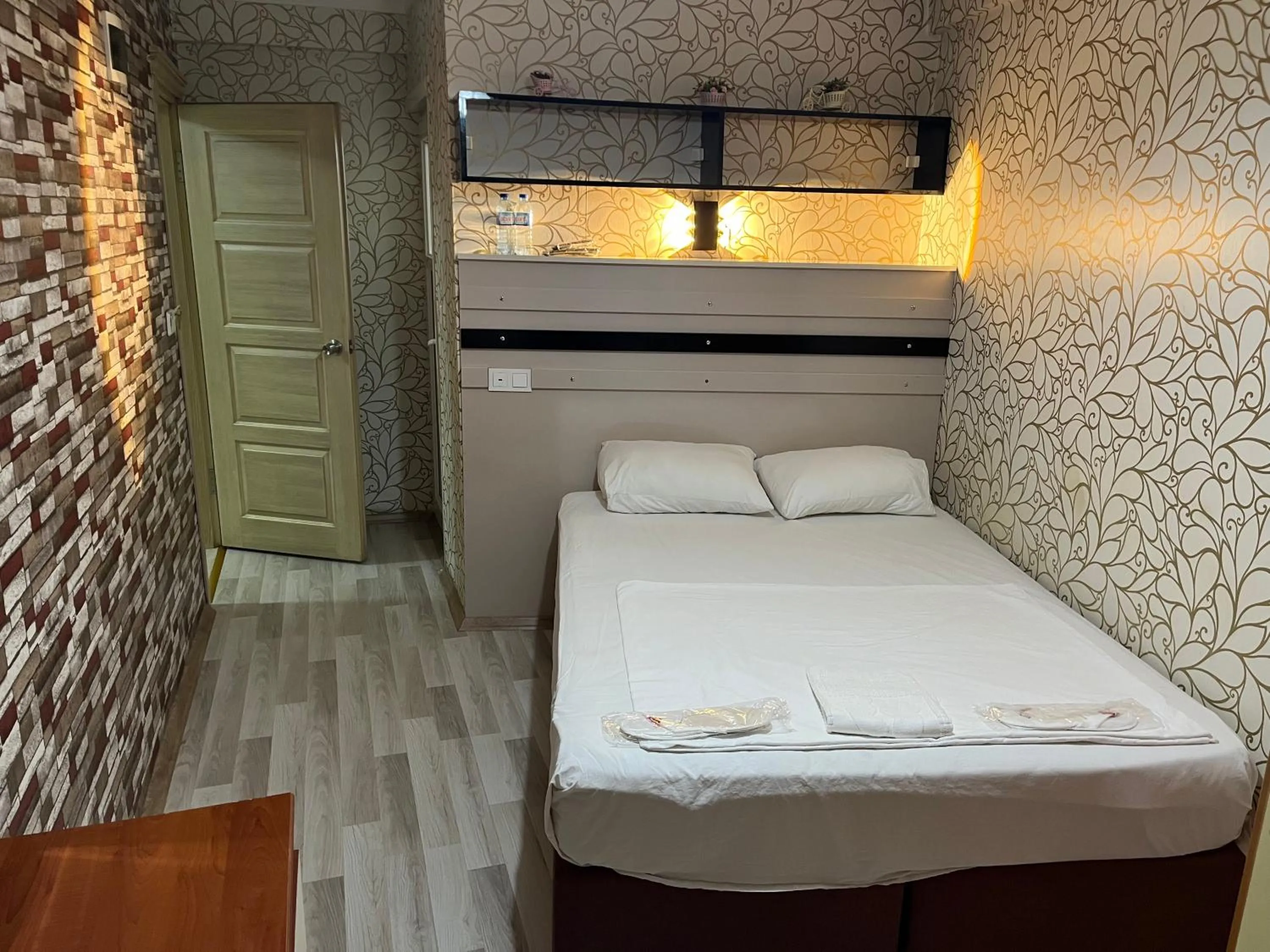 Photo of the whole room, Bed in Balkan Palace Edirne