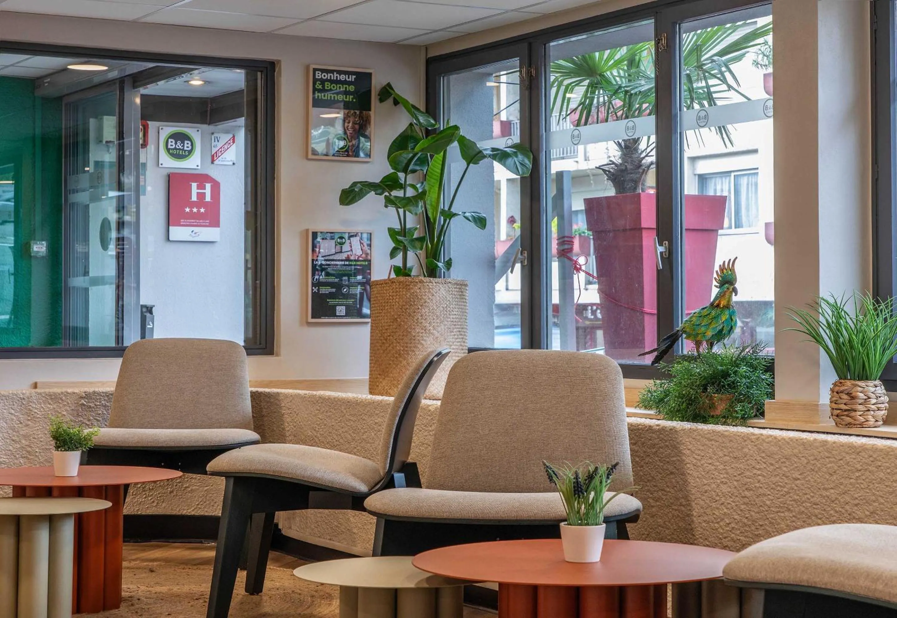 Living room in B&B HOTEL Lourdes Centre Gare 3 étoiles