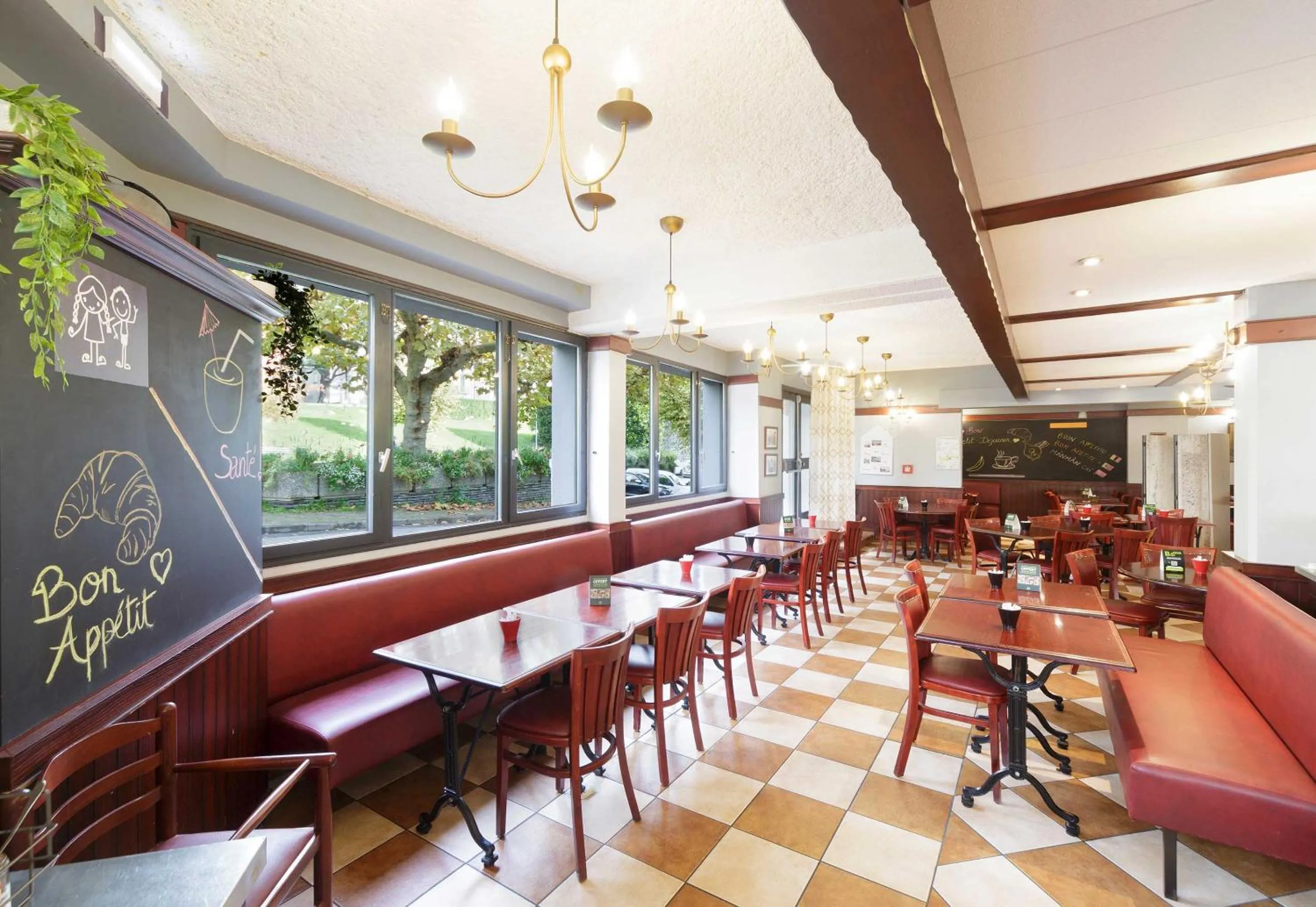 Restaurant/places to eat in B&B HOTEL Lourdes Centre