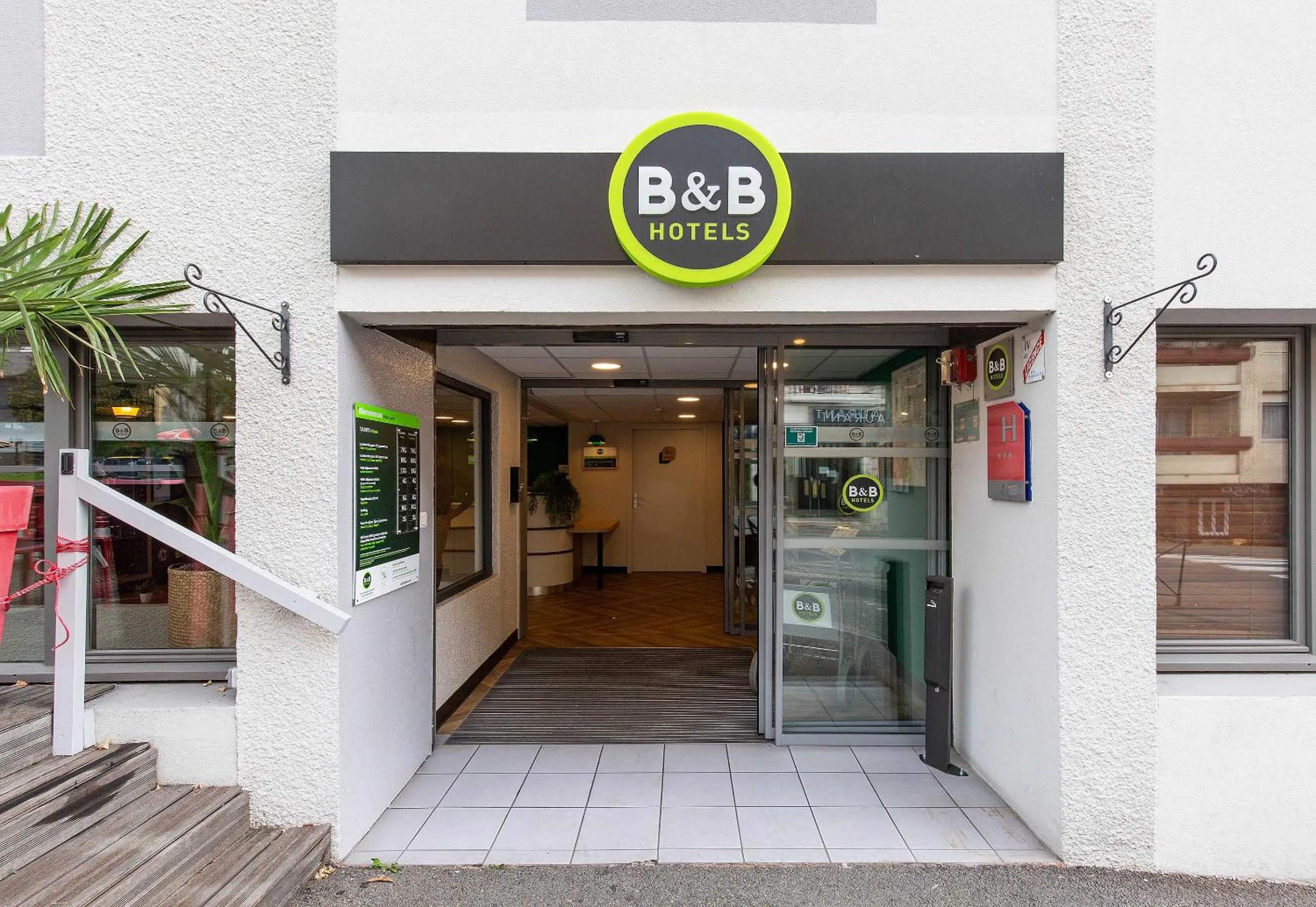 Facade/entrance in B&B HOTEL Lourdes Centre Gare 3 étoiles