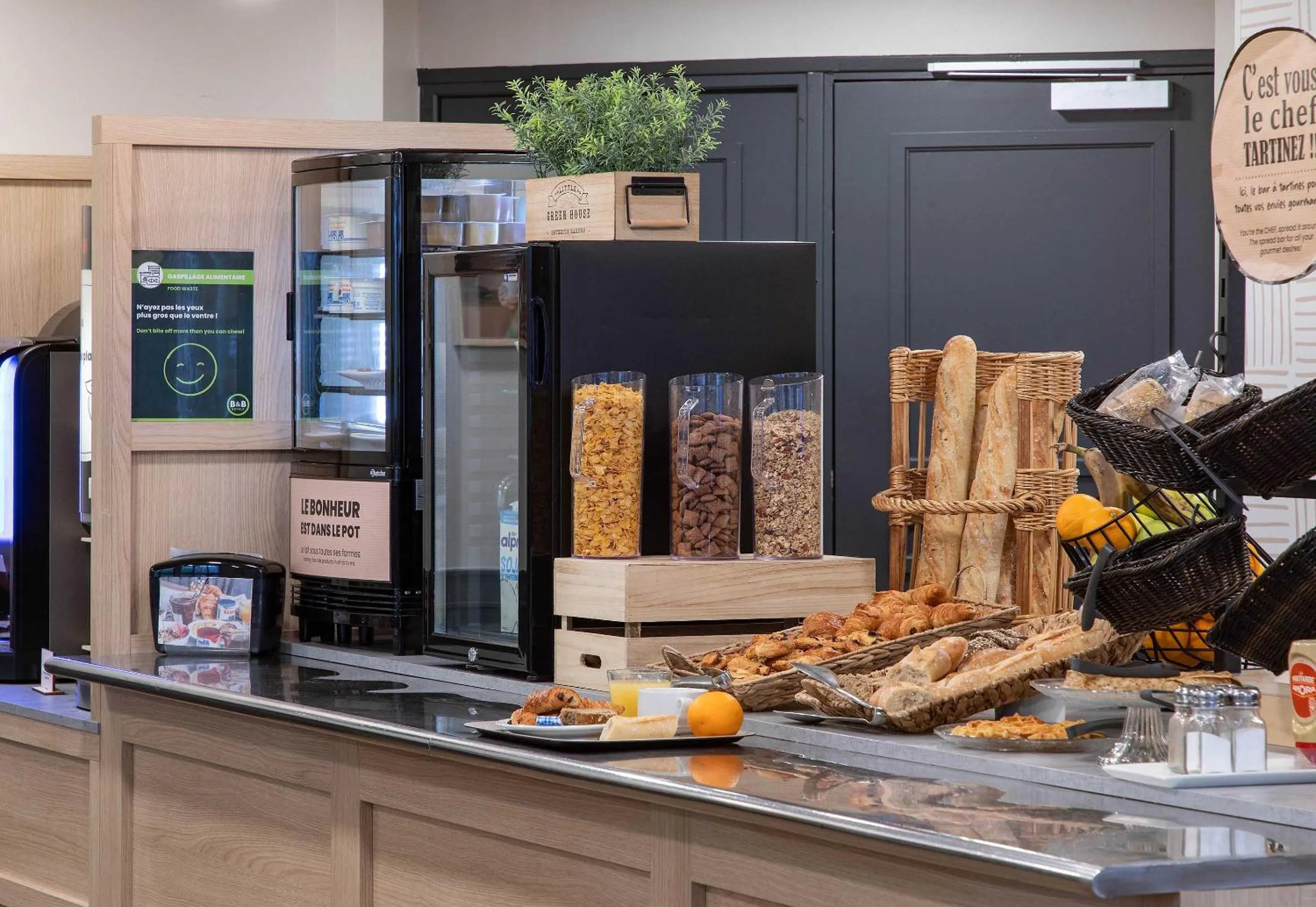 Buffet breakfast in B&B HOTEL Lourdes Centre Gare 3 étoiles