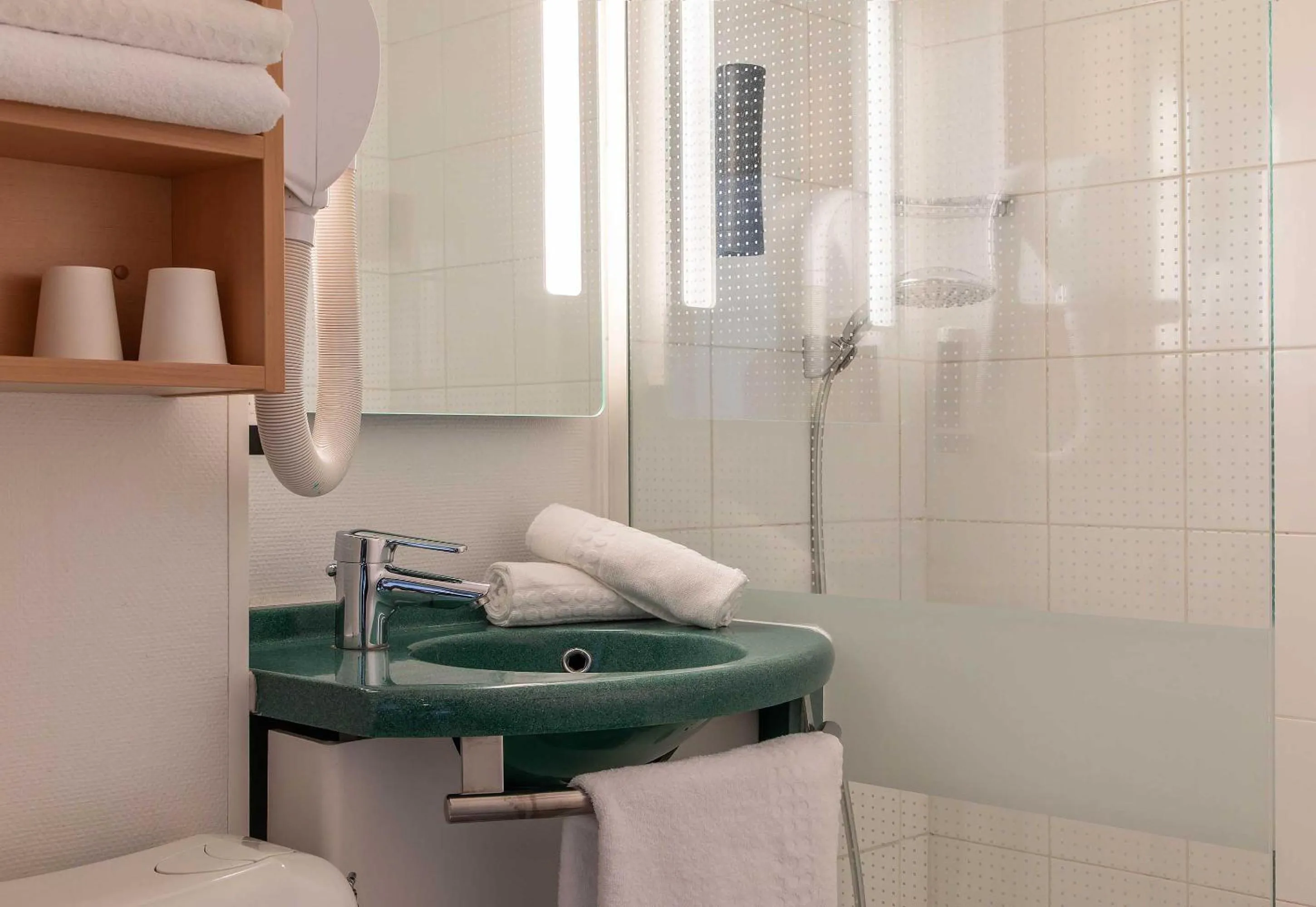 Bathroom in B&B HOTEL Lourdes Centre Gare 3 étoiles