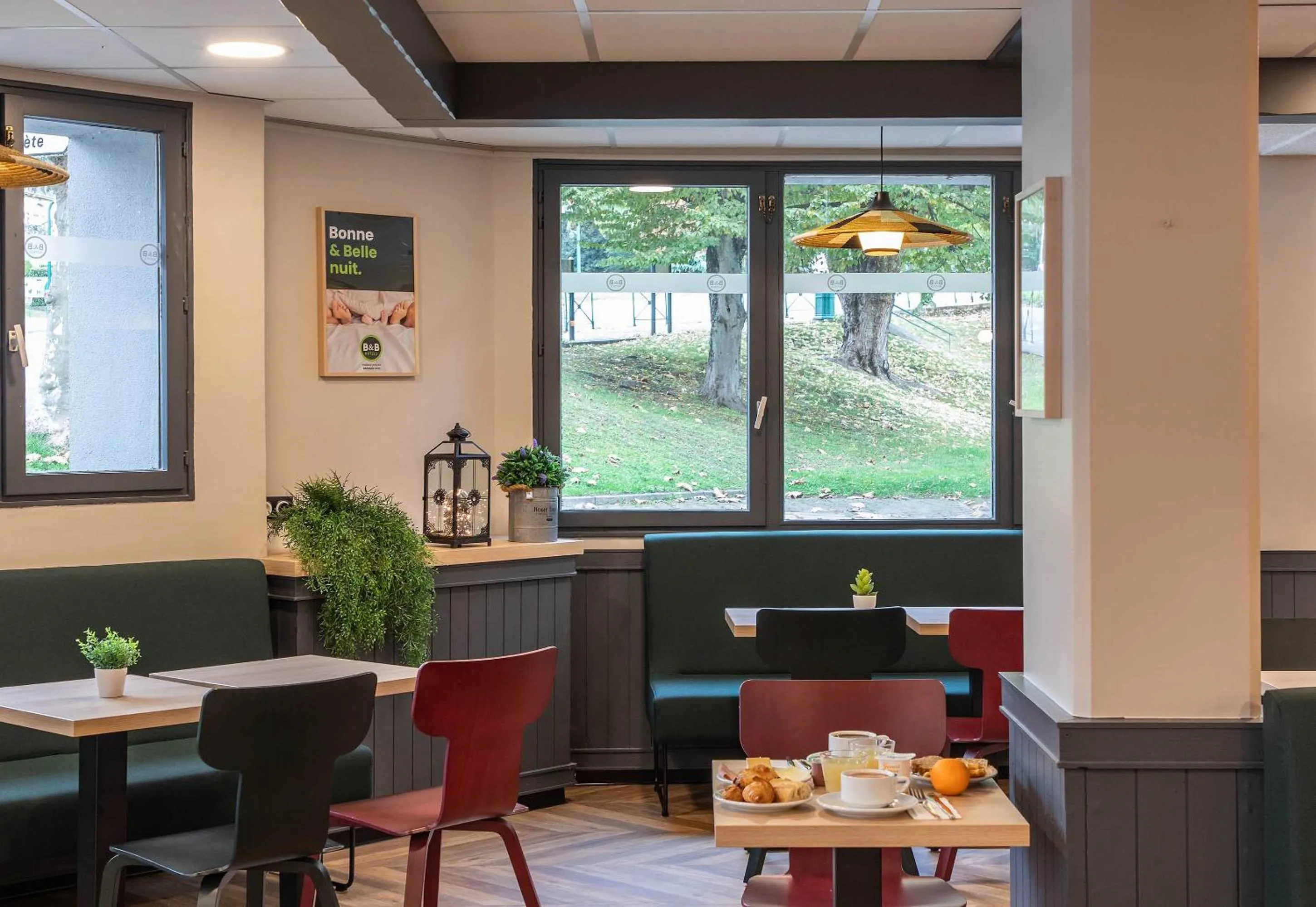 Dining area in B&B HOTEL Lourdes Centre Gare 3 étoiles