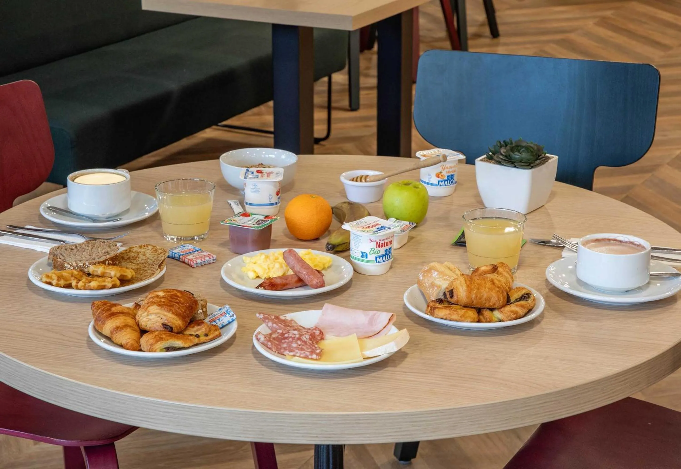 Breakfast in B&B HOTEL Lourdes Centre Gare 3 étoiles