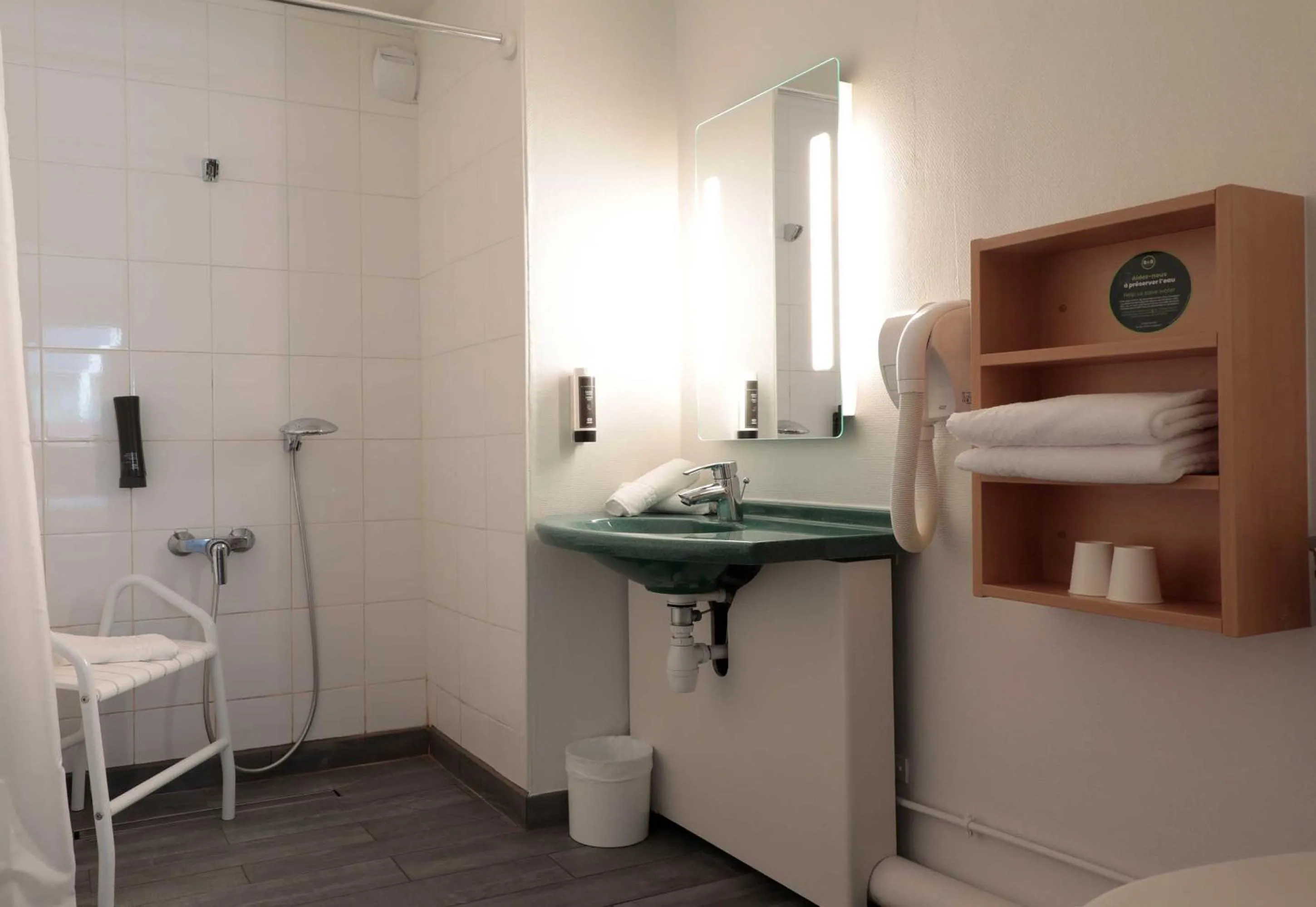 Bathroom in B&B HOTEL Lourdes Centre Gare 3 étoiles