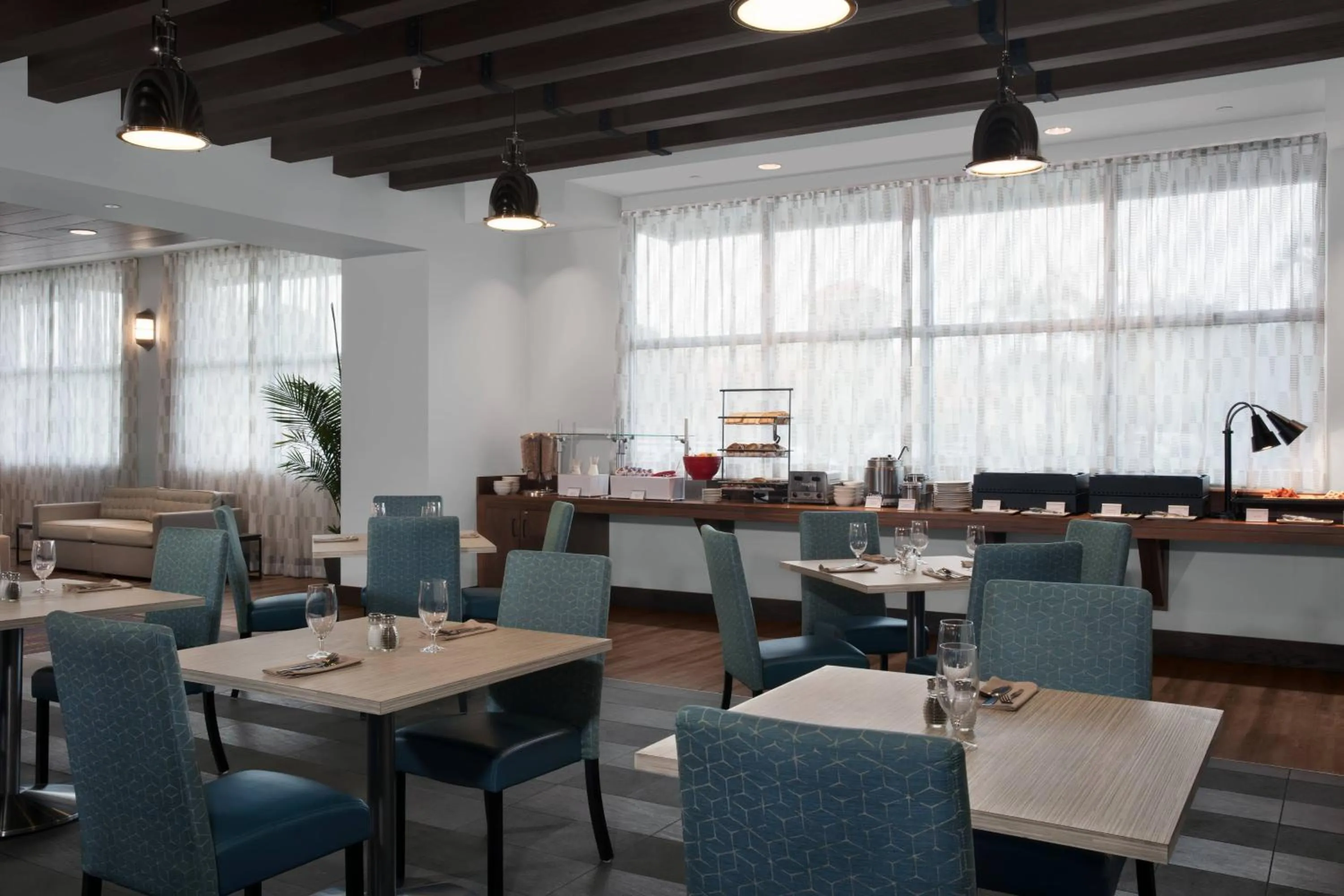 Lounge or bar in Four Points by Sheraton Fort Lauderdale Airport/Cruise Port