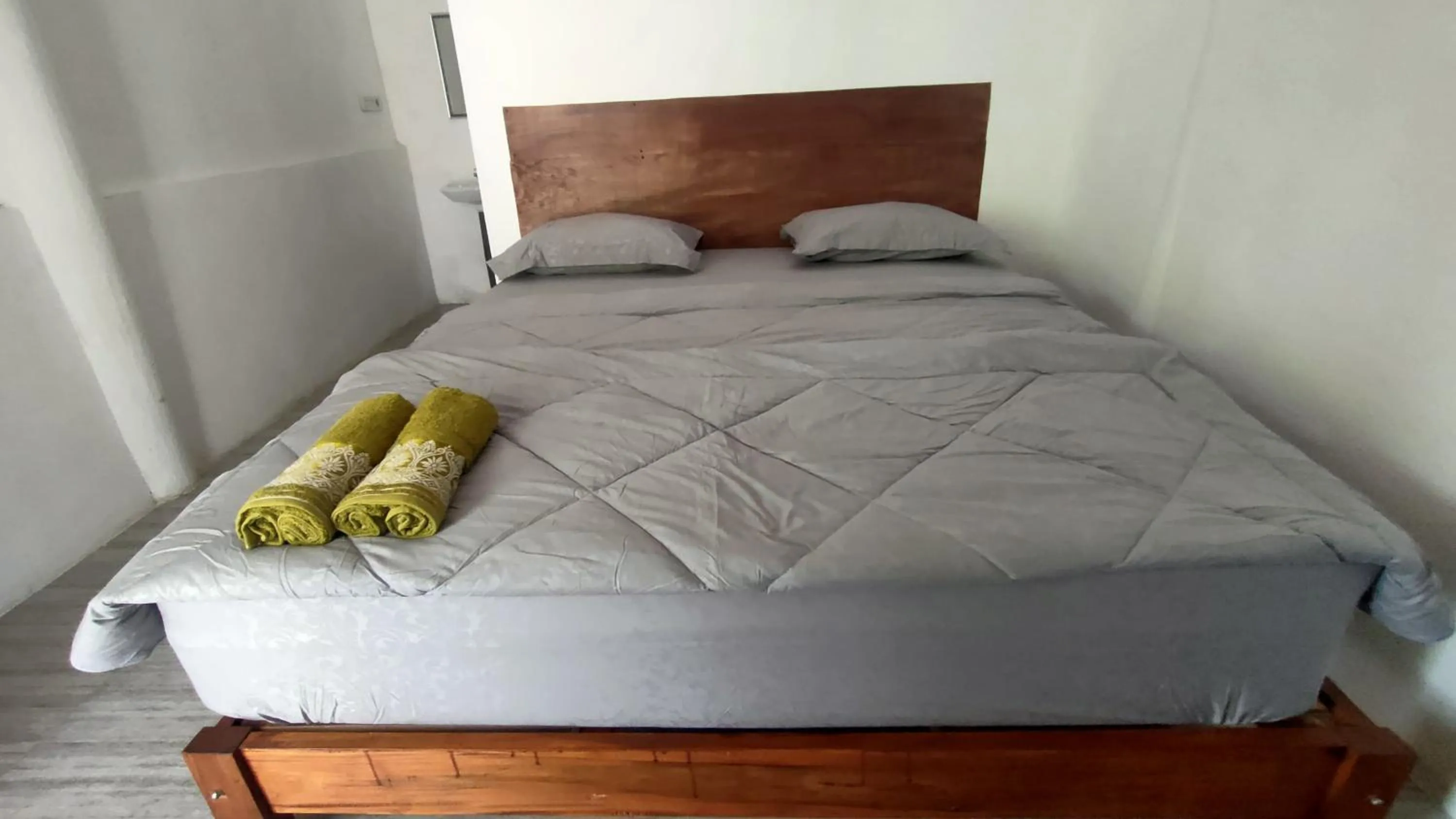 Bed in Angin Mamiri Rinjani Cottages And Restaurant