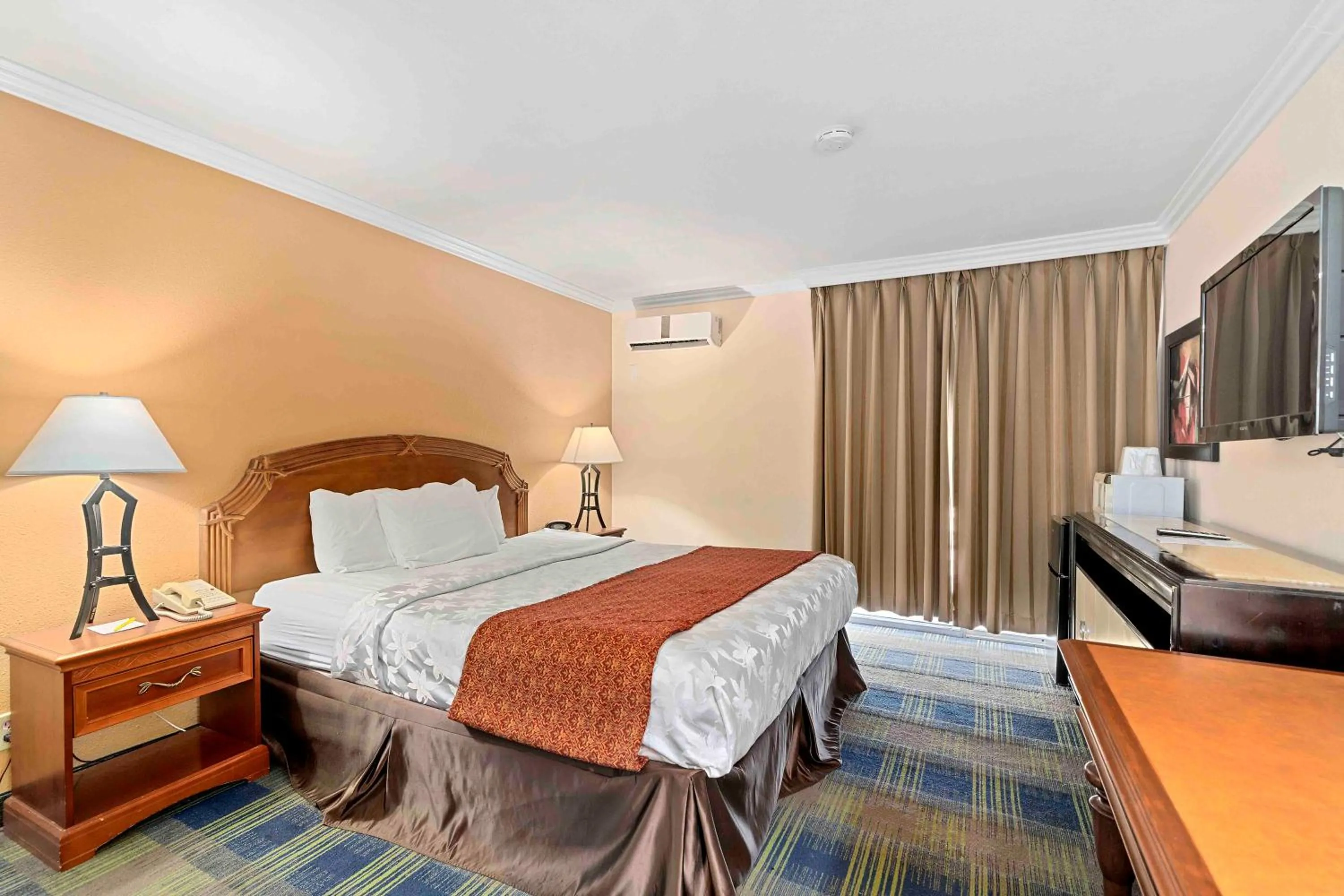 Bedroom, Bed in The Lemon Tree Hotel