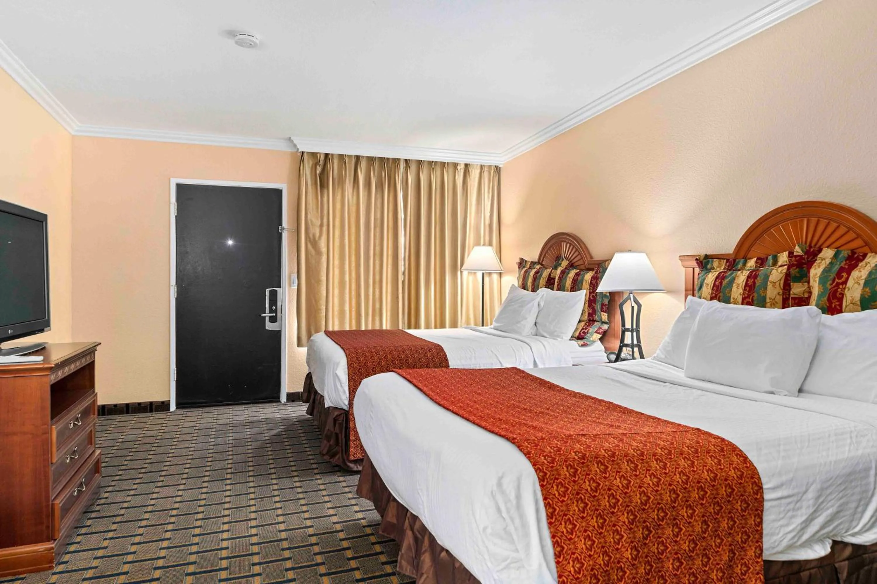 Bed in The Lemon Tree Hotel