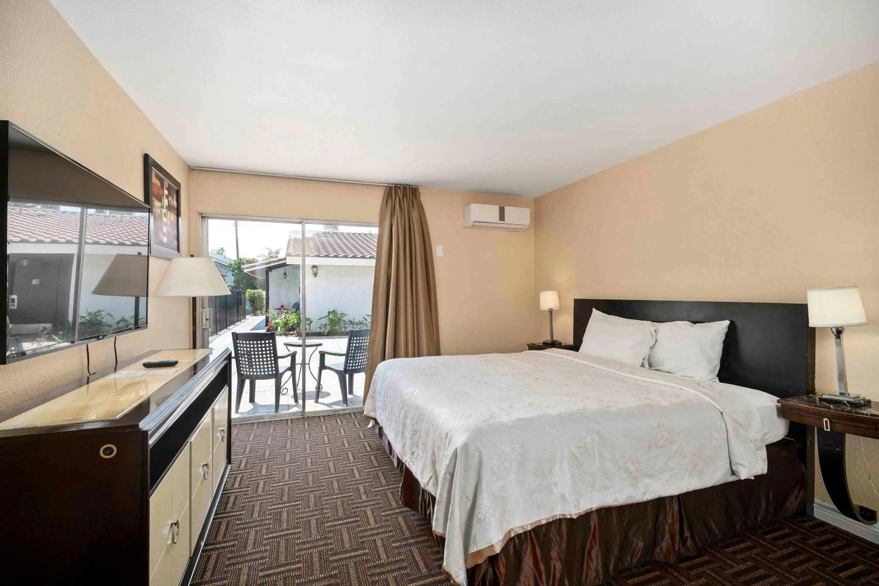 Bed in The Lemon Tree Hotel