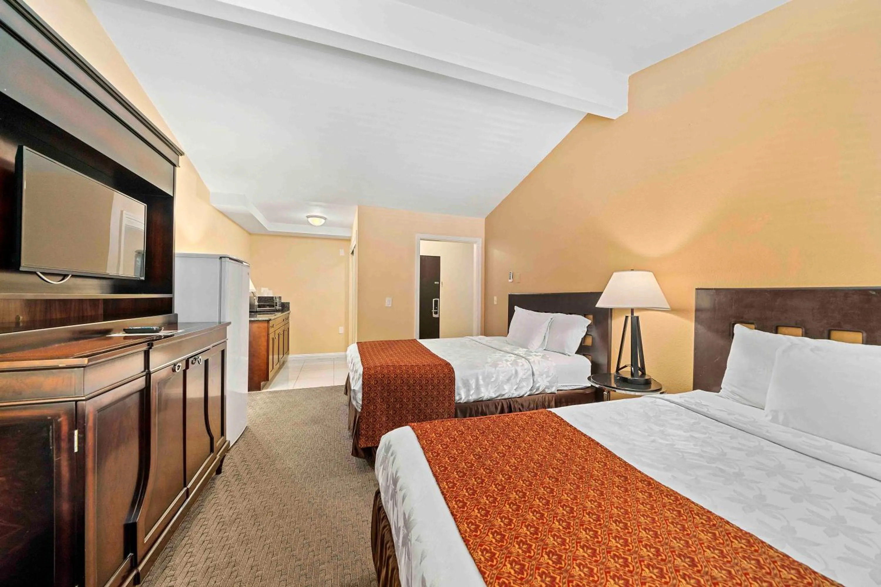 Bed in The Lemon Tree Hotel