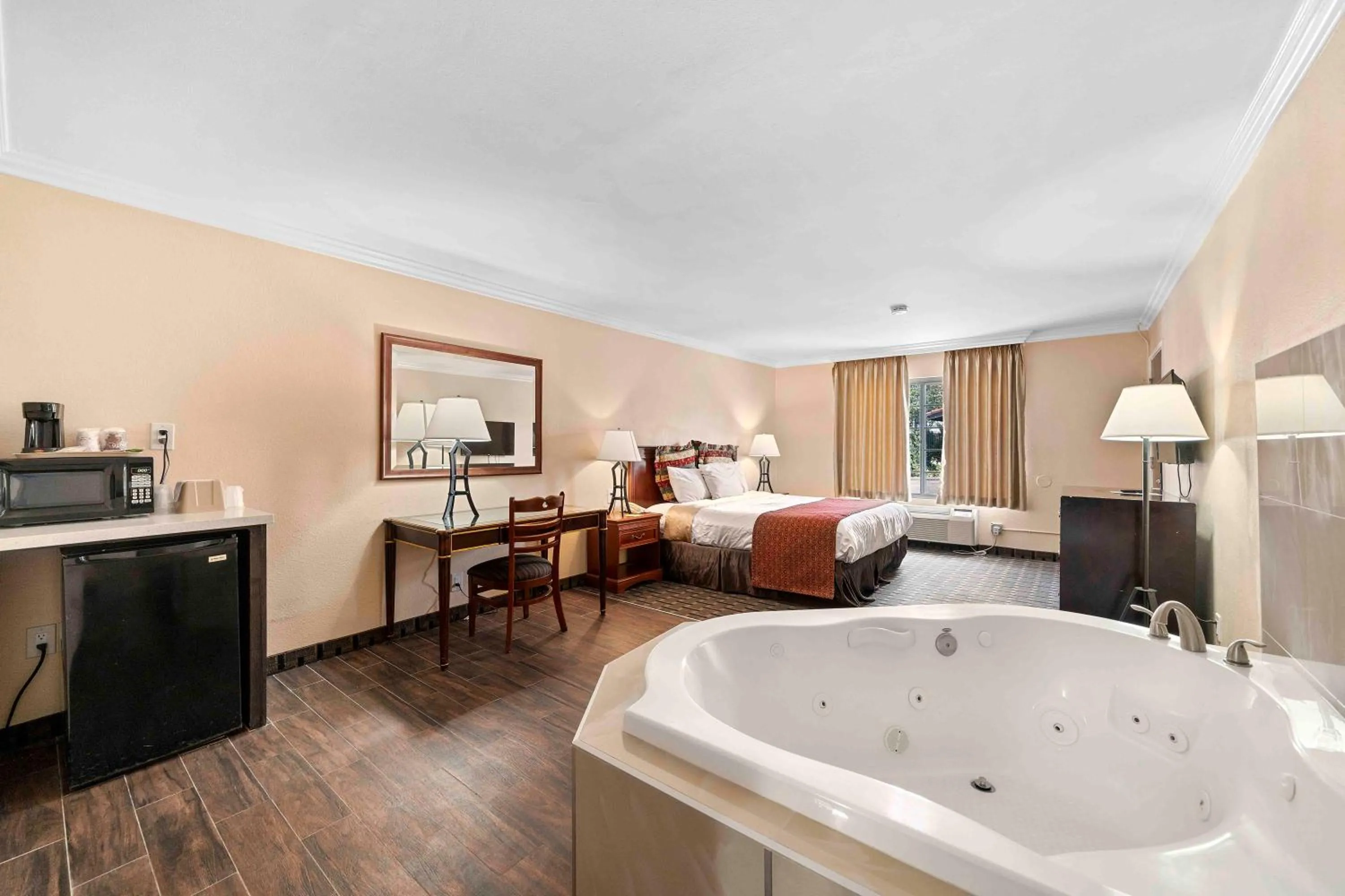 Hot Tub, Bed in The Lemon Tree Hotel