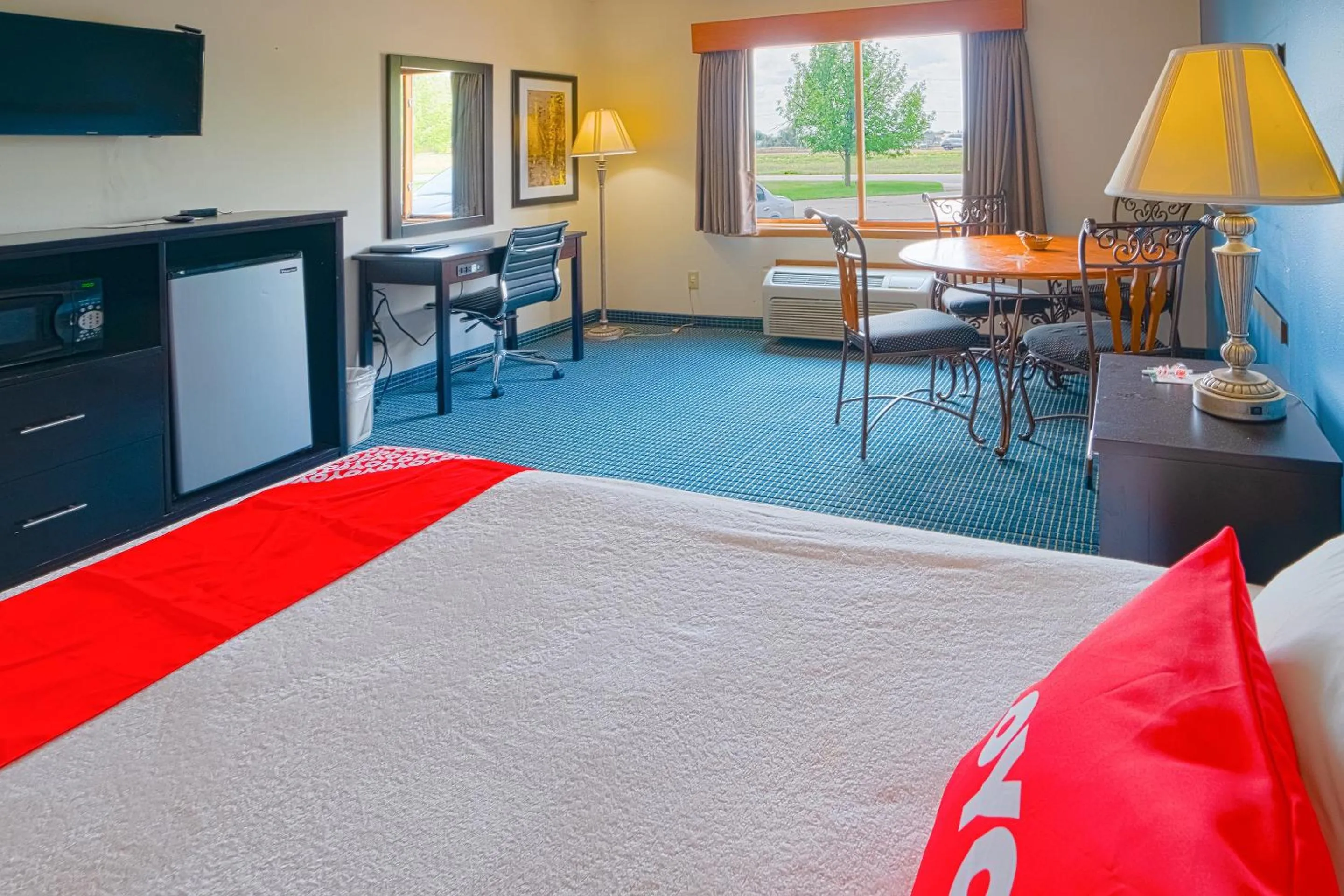 Bedroom, Bed in OYO Hotel Redwood Falls near Jackpot Casino