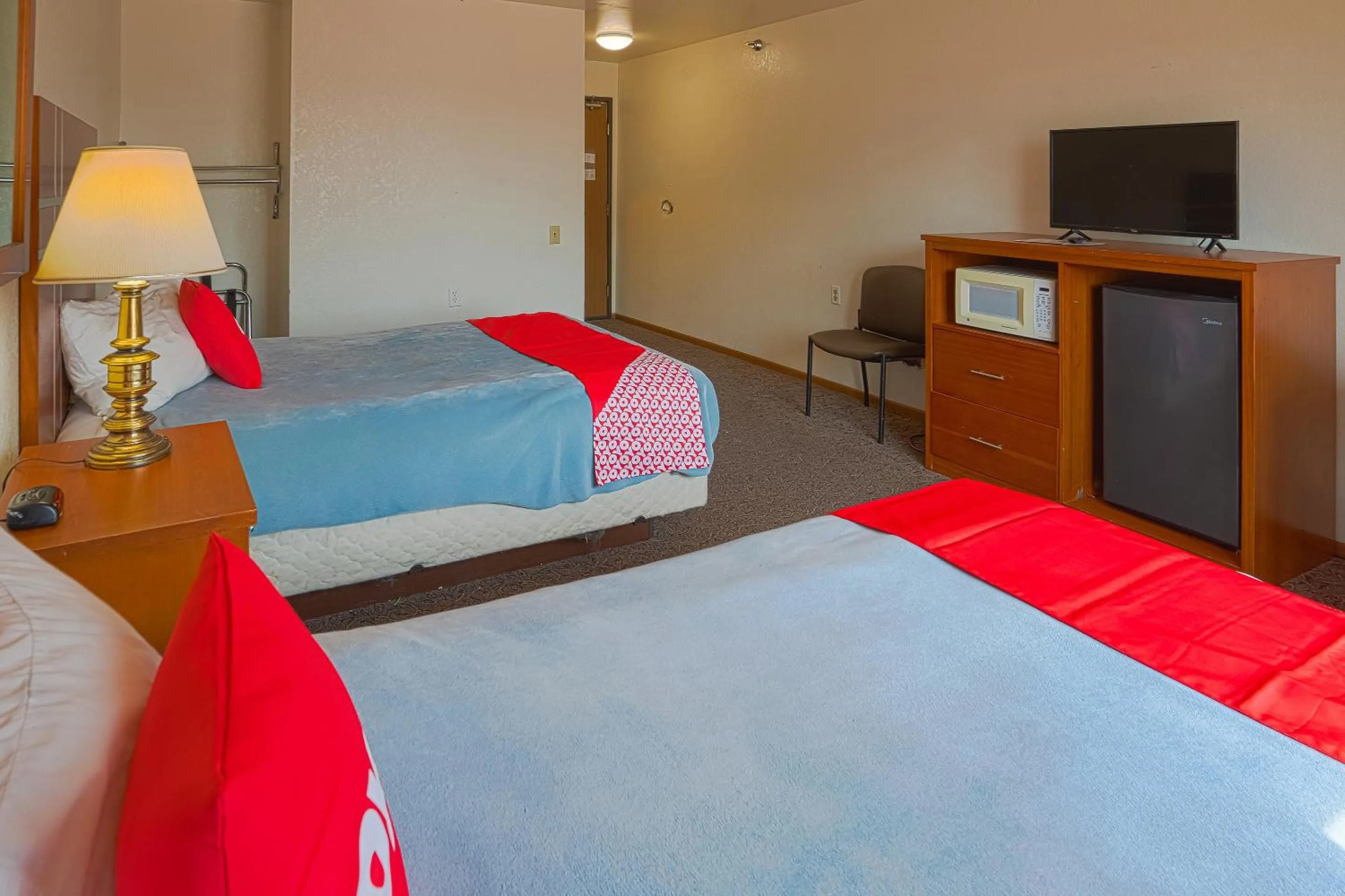 Bedroom, Bed in OYO Hotel Redwood Falls near Jackpot Casino