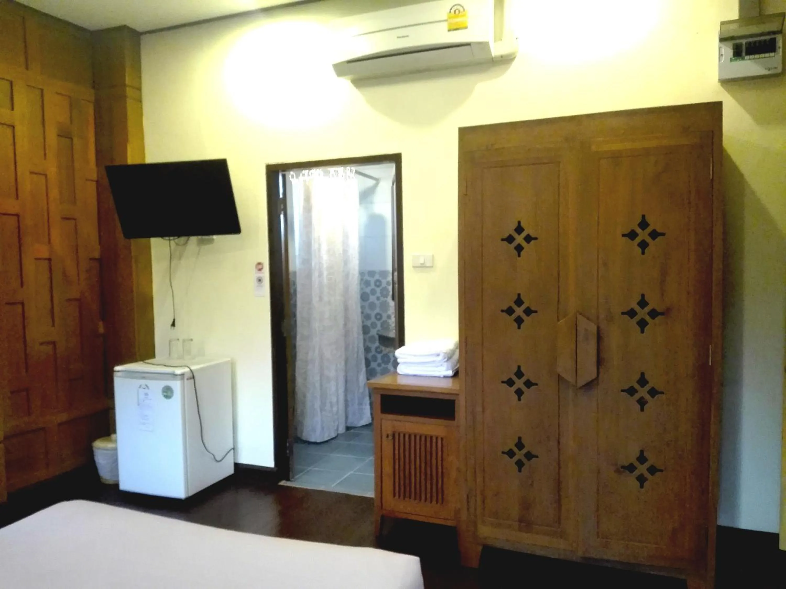 wardrobe, Bed in Luang Chumni Village