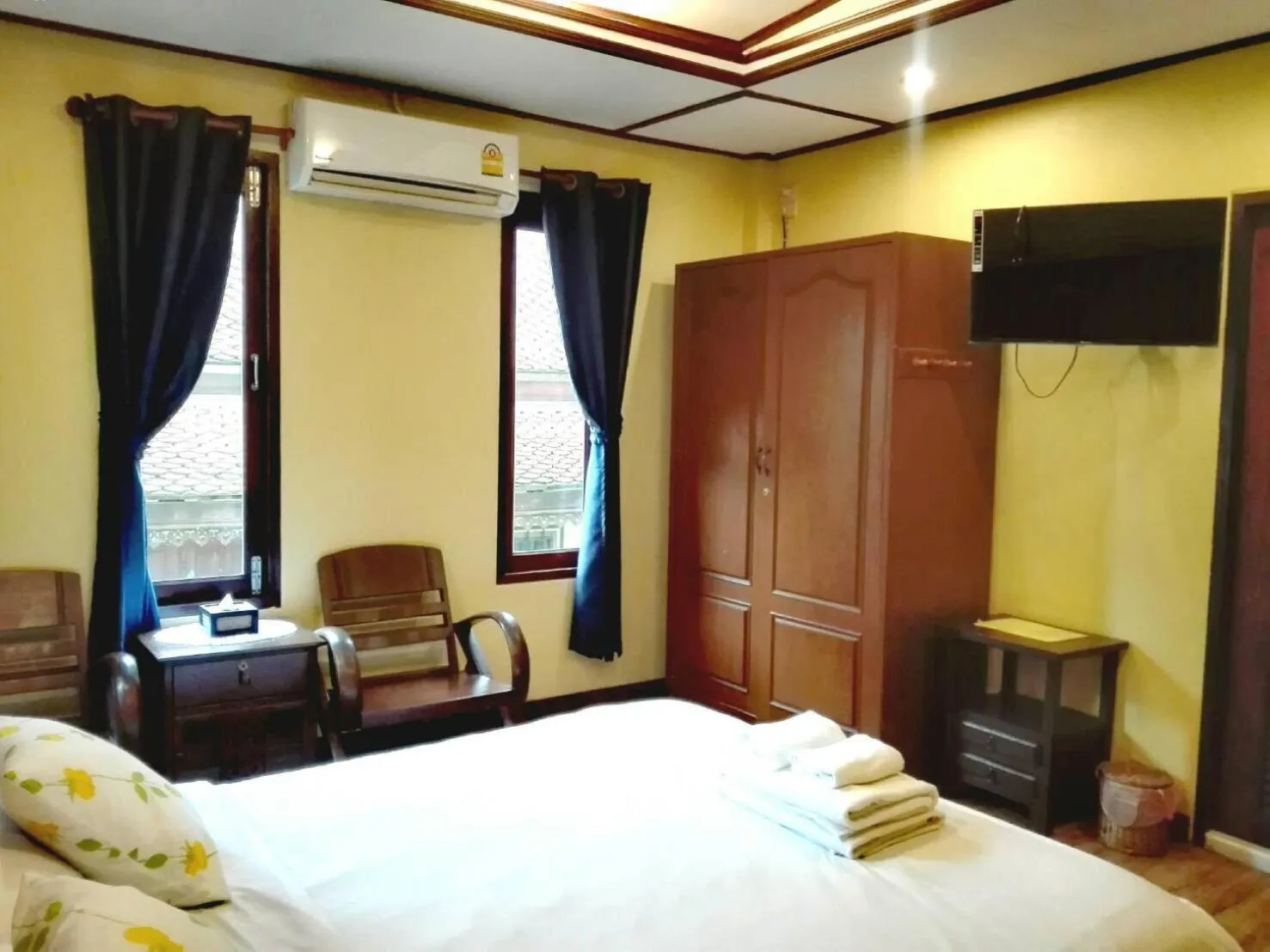 Photo of the whole room, Bed in Luang Chumni Village
