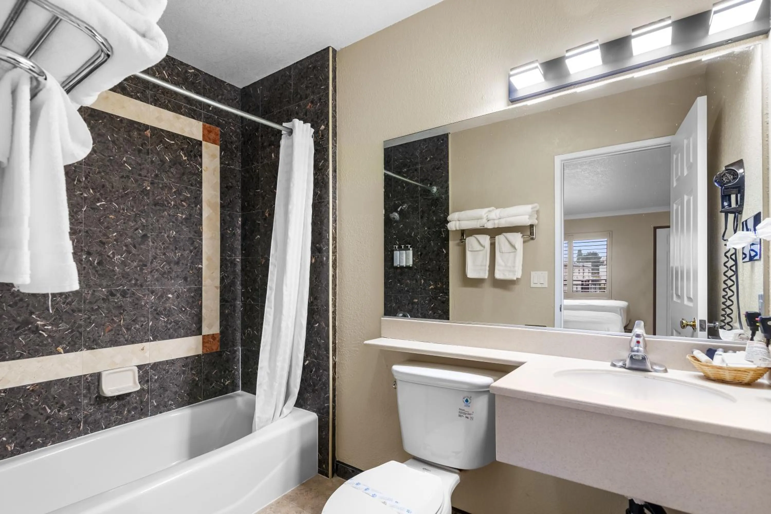 Shower in Santa Clarita Motel - Near six Flags Magic Mountain - Valencia