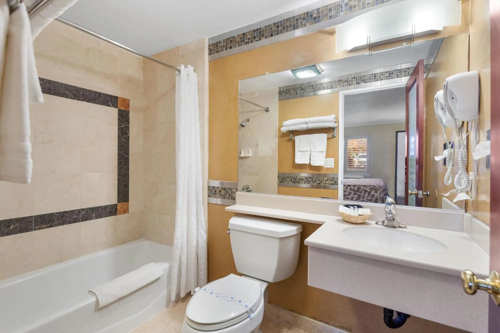 Shower in Santa Clarita Motel - Near six Flags Magic Mountain - Valencia