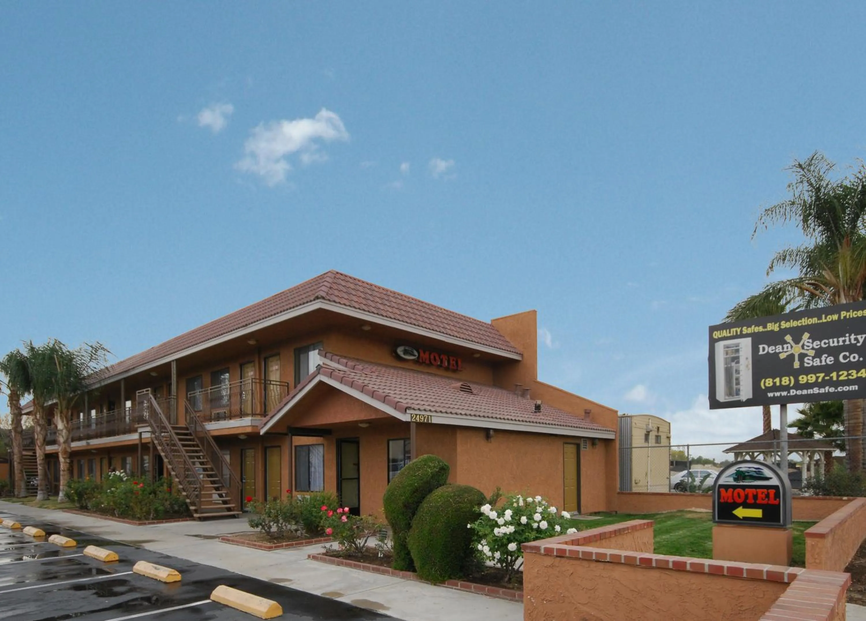 Property building in Santa Clarita Motel - Near six Flags Magic Mountain - Valencia