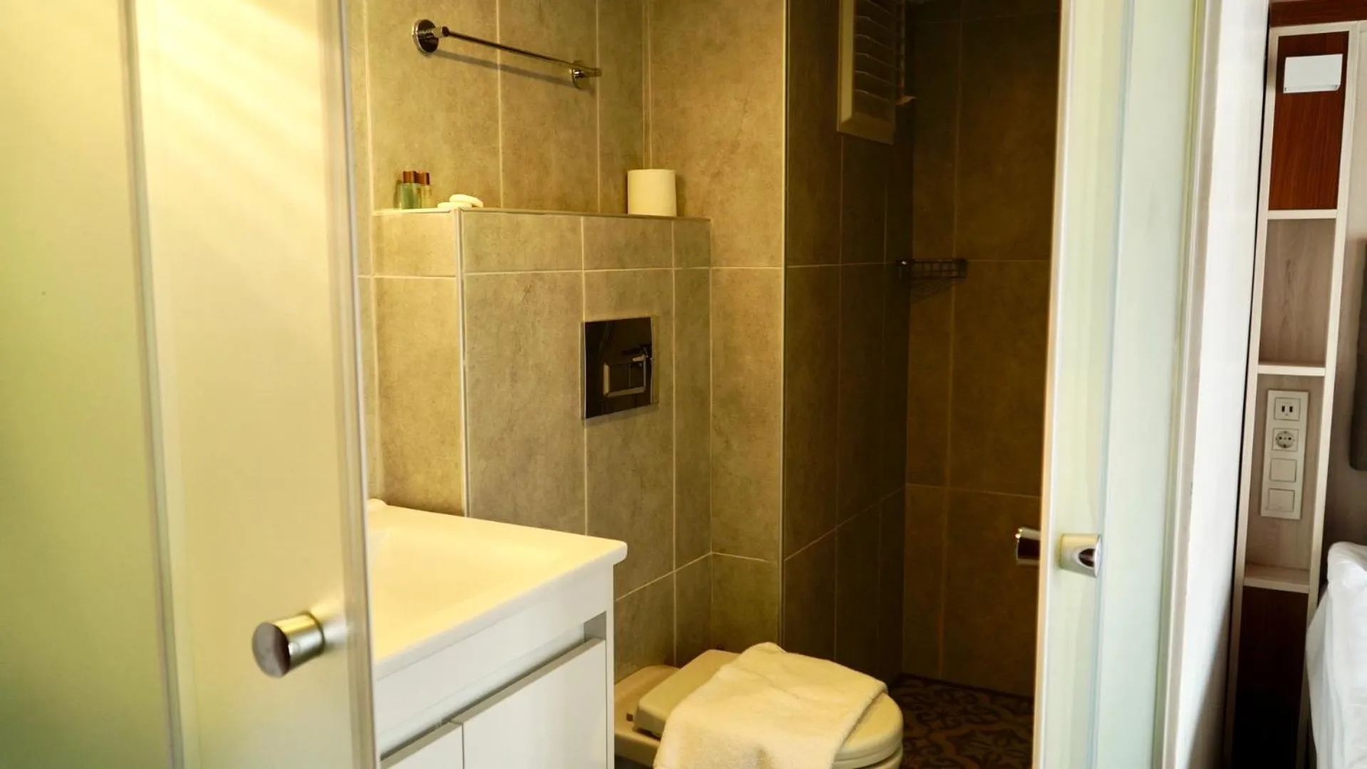 Toilet in QONAQ HOTEL & SUITES