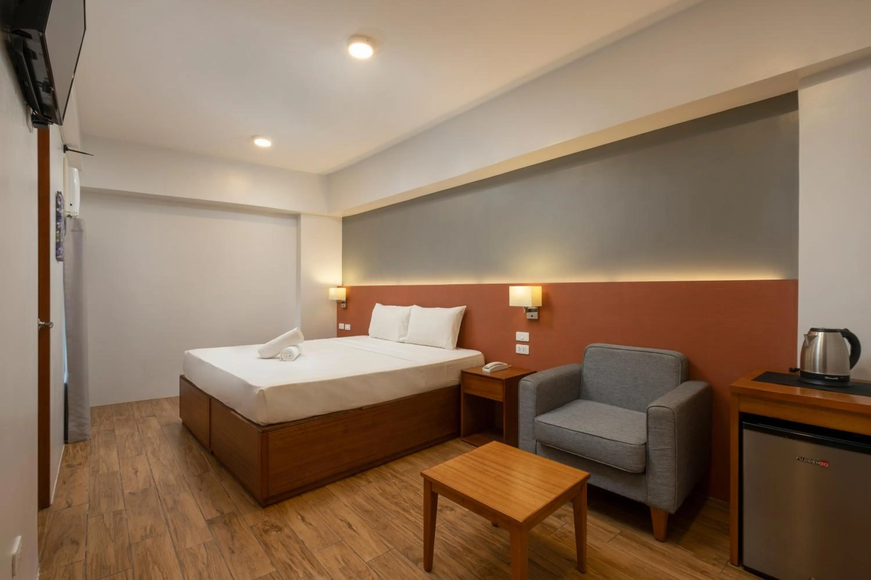 Bed in iHotel Uptown BGC