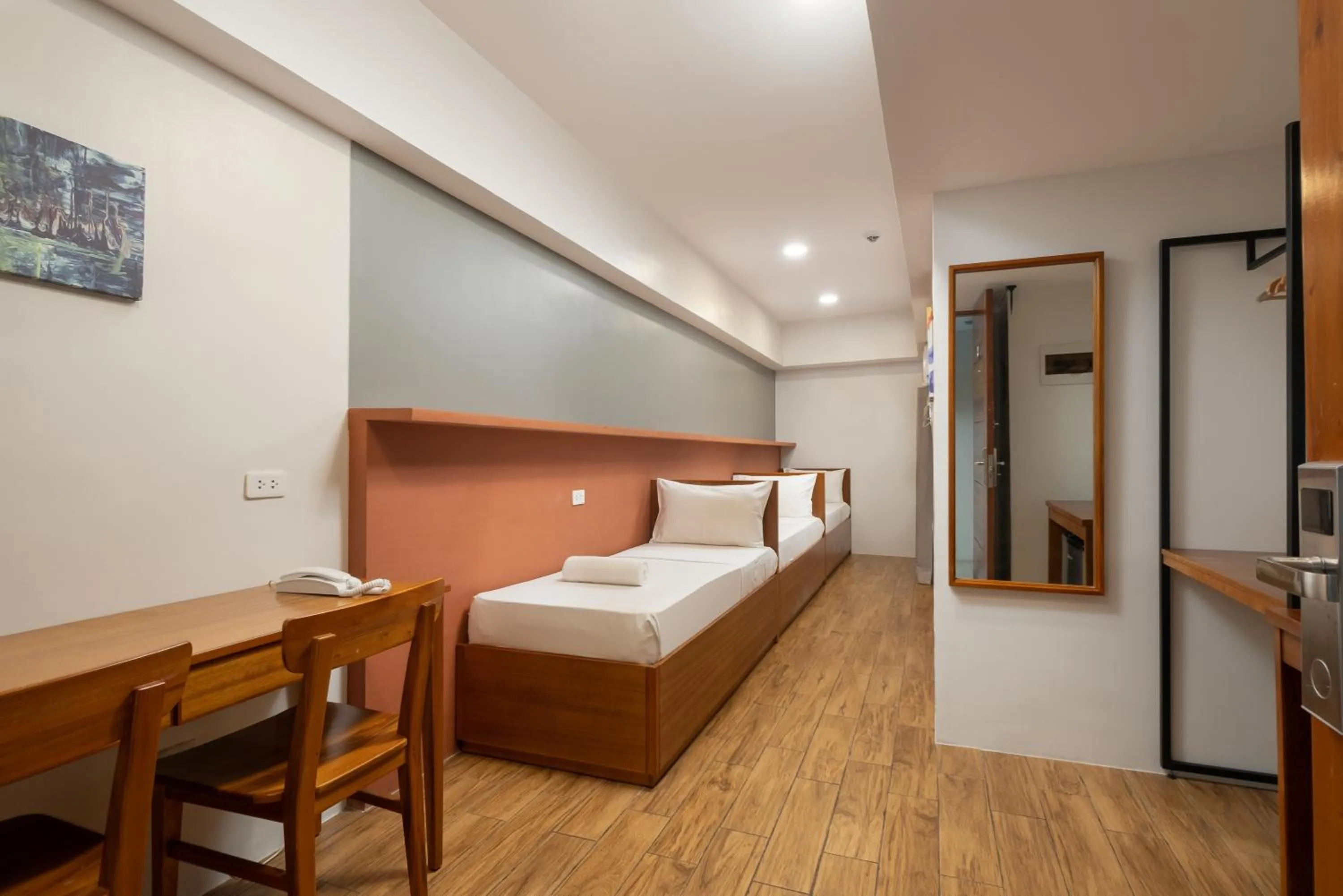 hair dresser, Bed in iHotel Uptown BGC