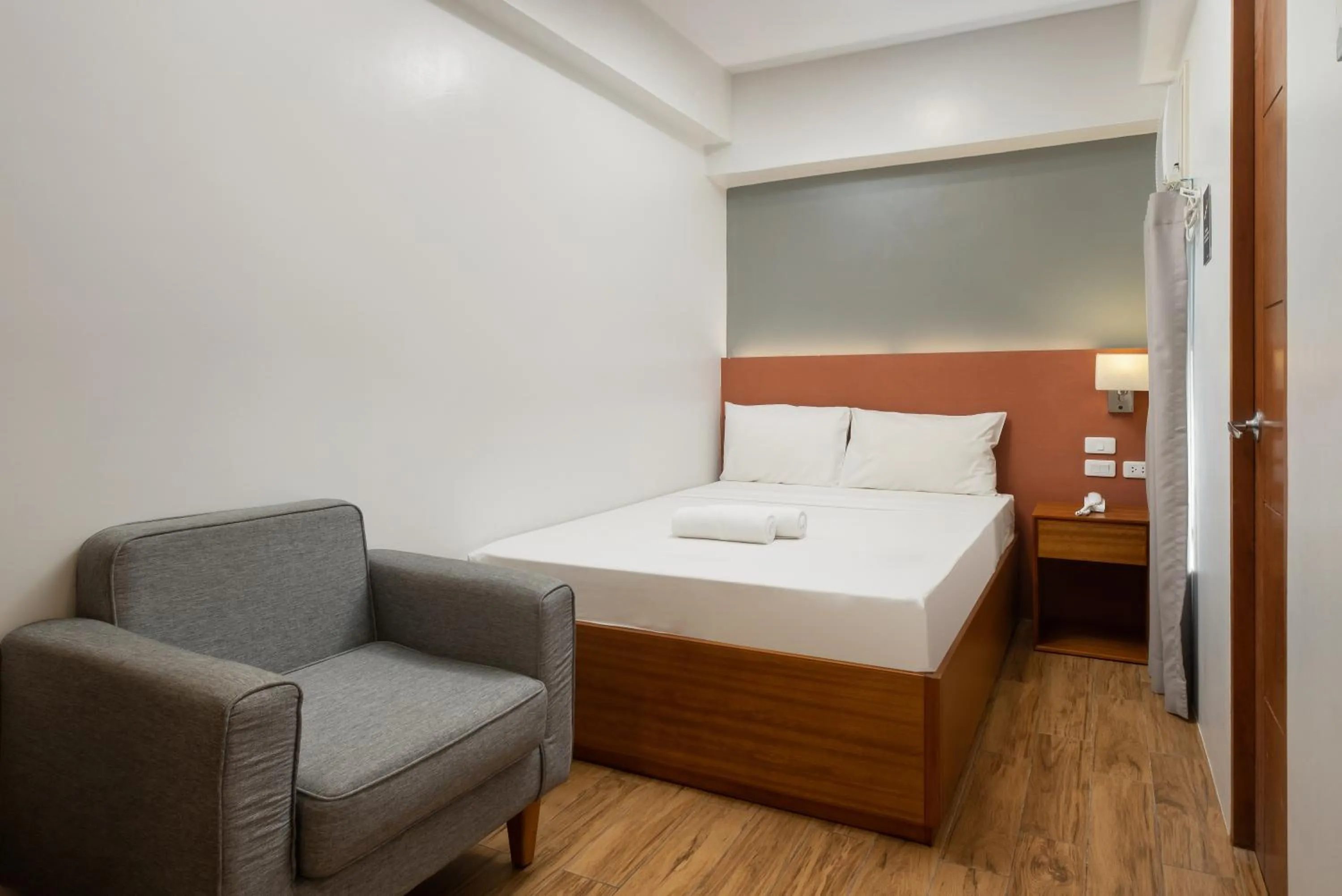 Photo of the whole room, Bed in iHotel Uptown BGC