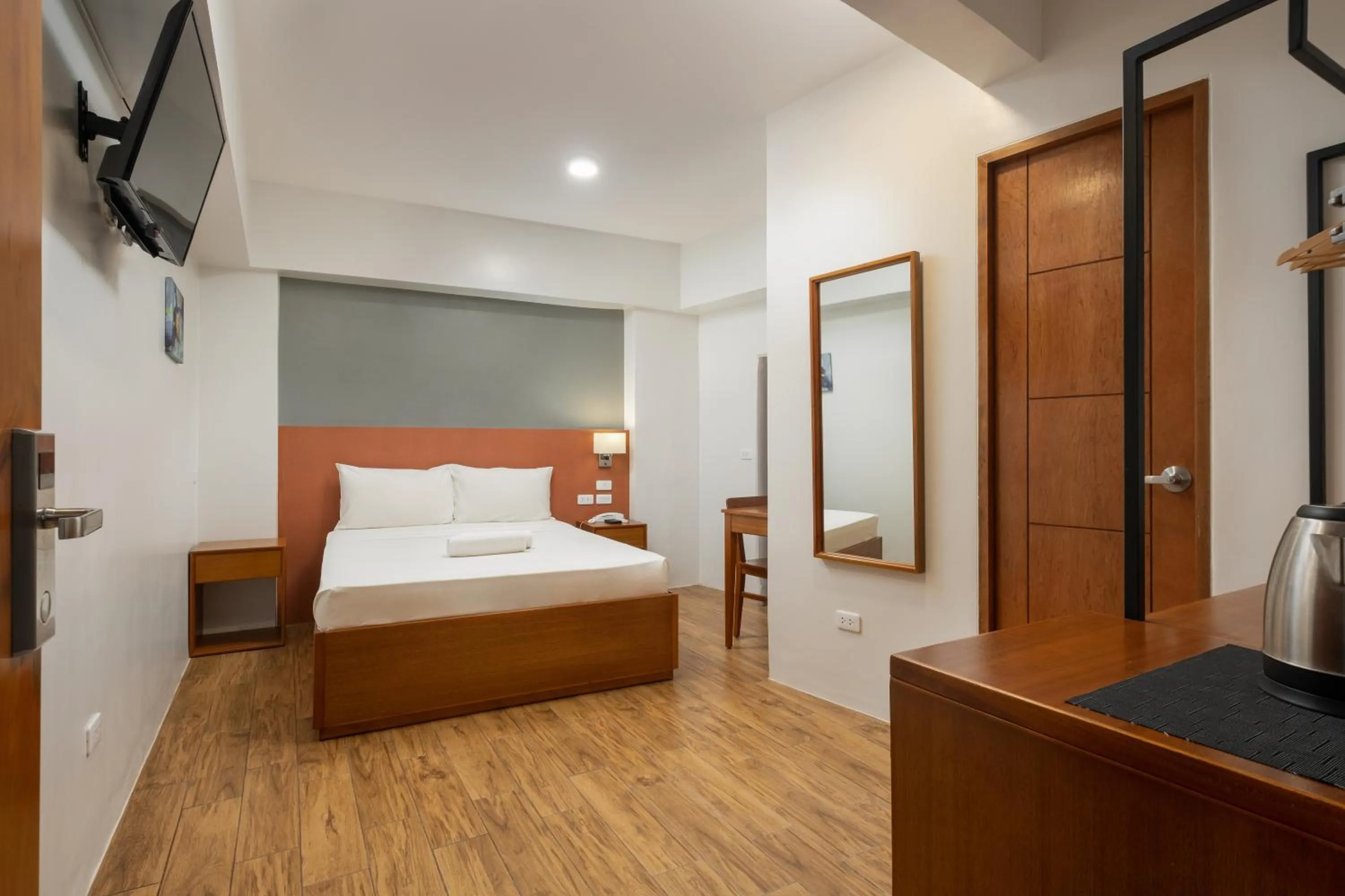 Bed in iHotel Uptown BGC