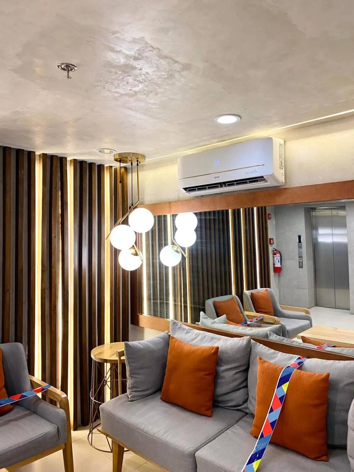 Lobby or reception in iHotel Uptown BGC