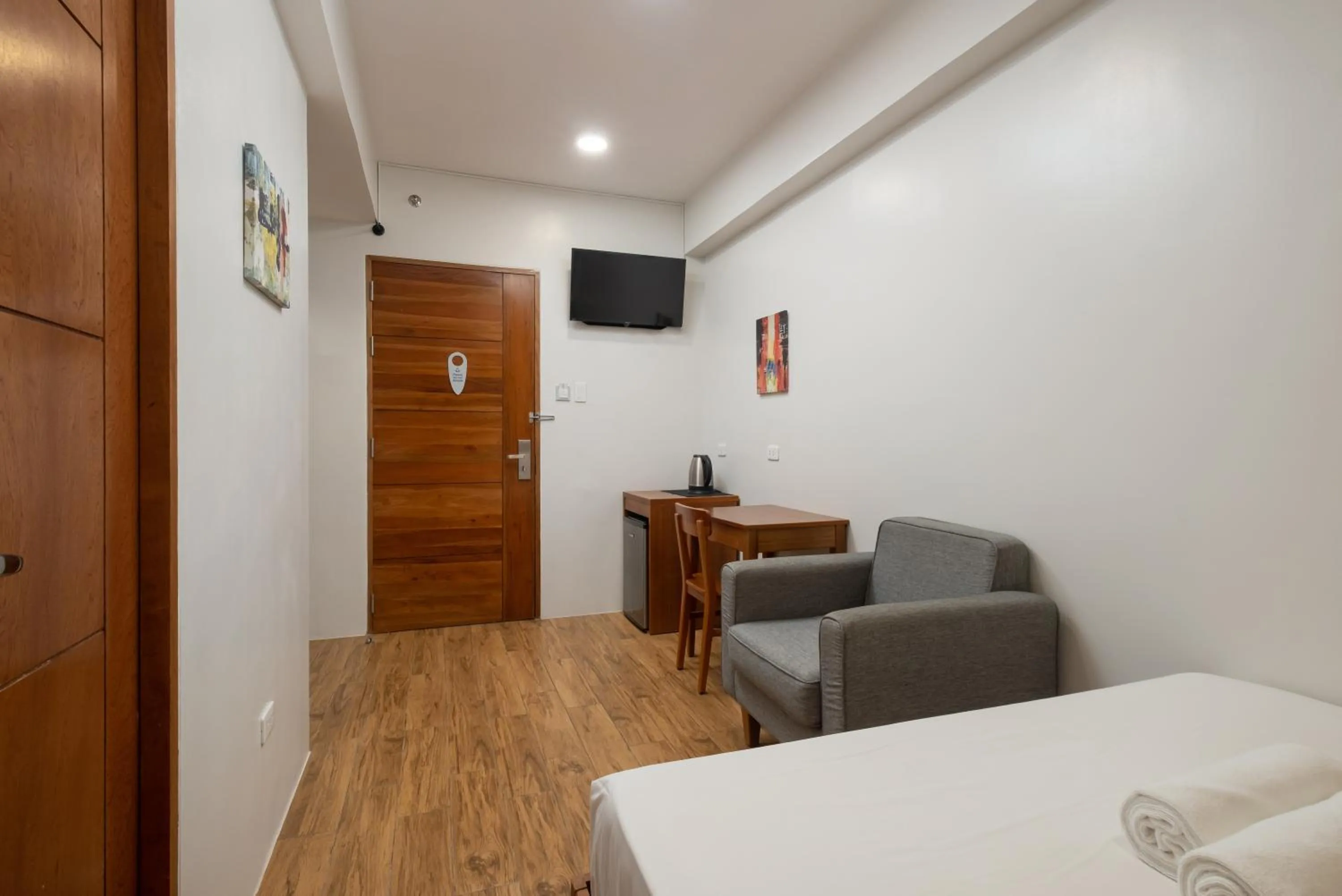 TV and multimedia, Bed in iHotel Uptown BGC