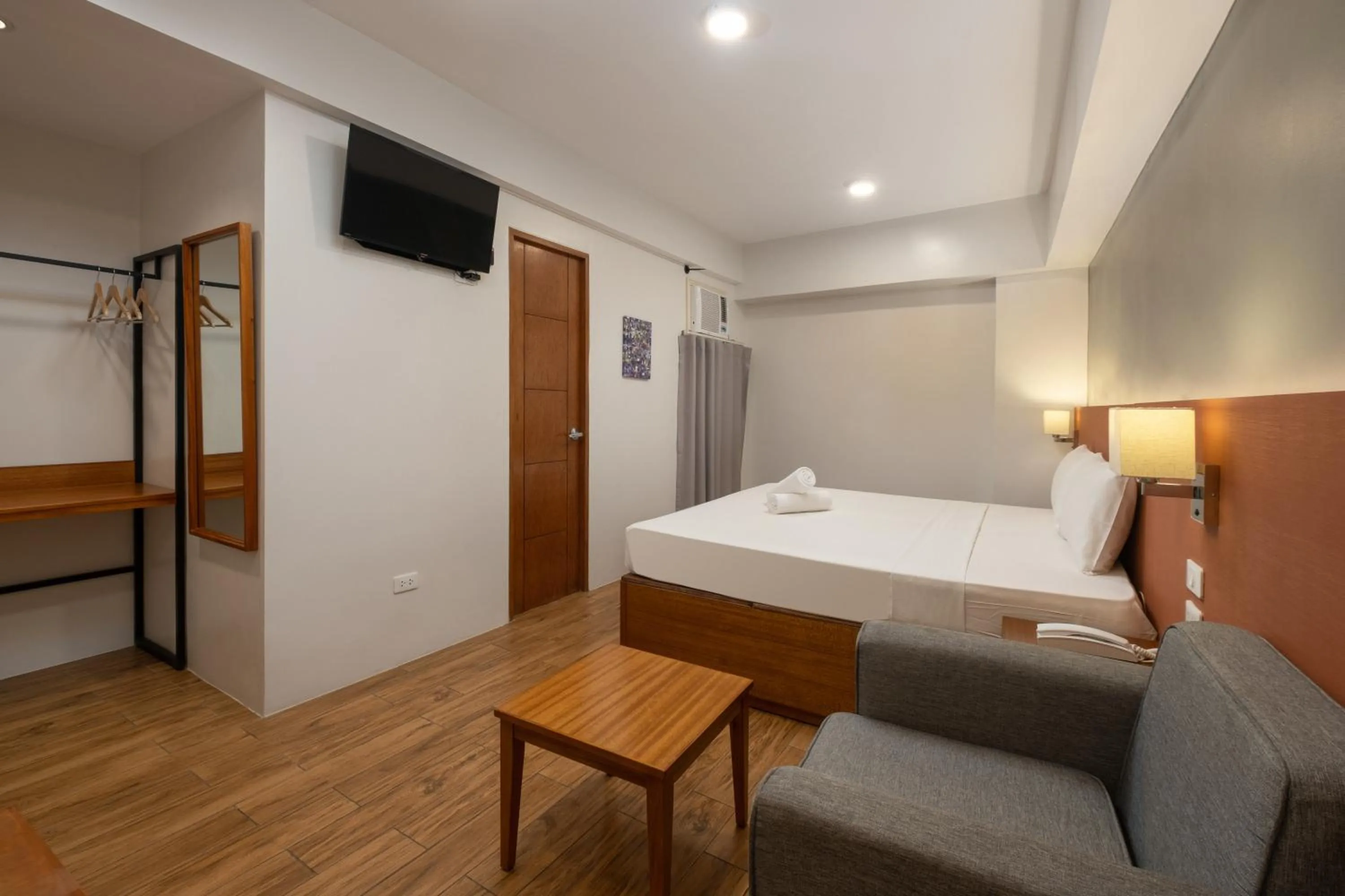 Bed in iHotel Uptown BGC