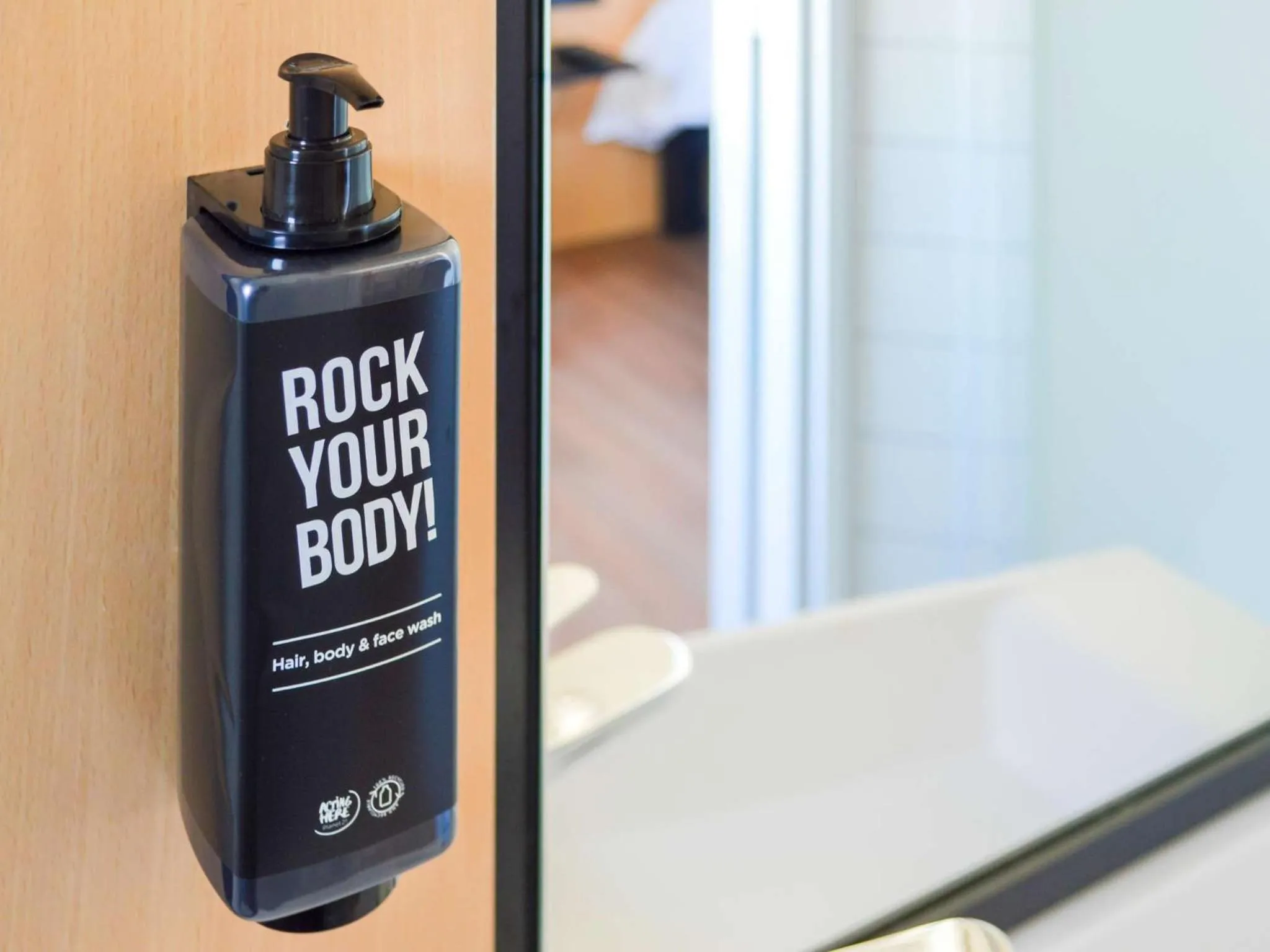 Shower, Bed in Ibis Paris Tour Eiffel Cambronne 15ème