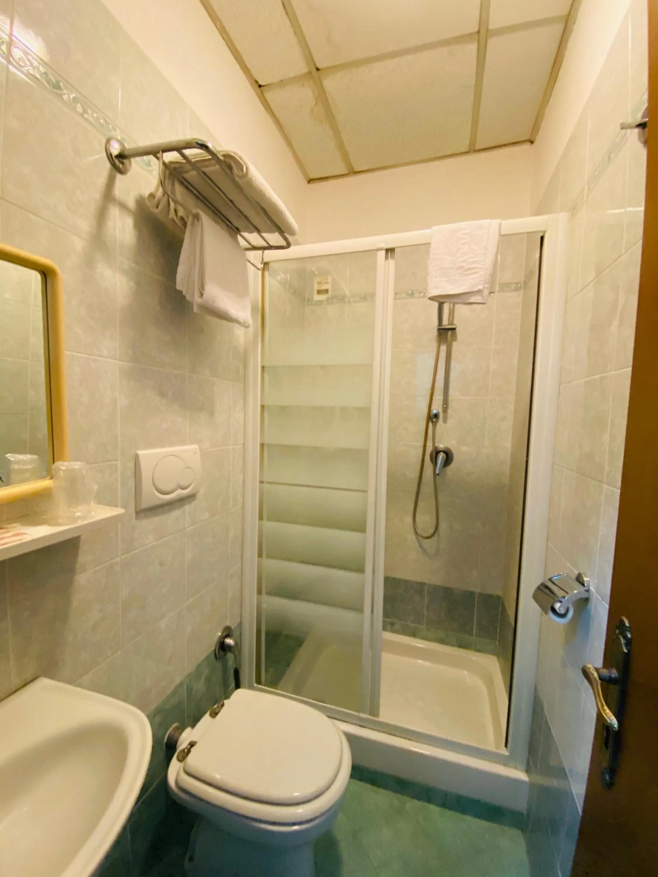 Shower in Hotel Ferrari