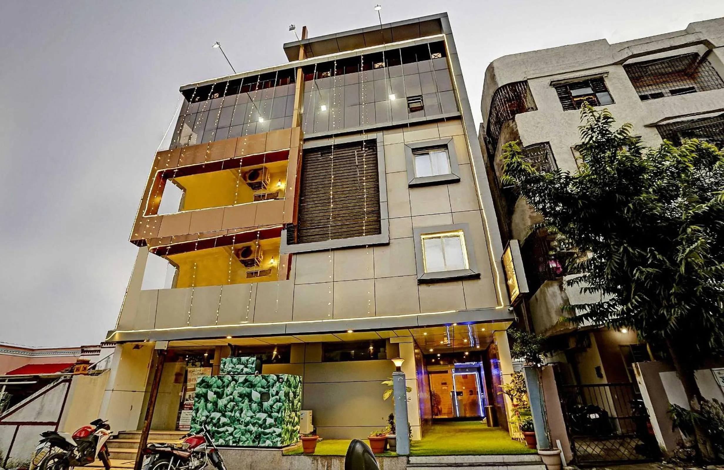 Facade/entrance in Hotel O Happy Stay