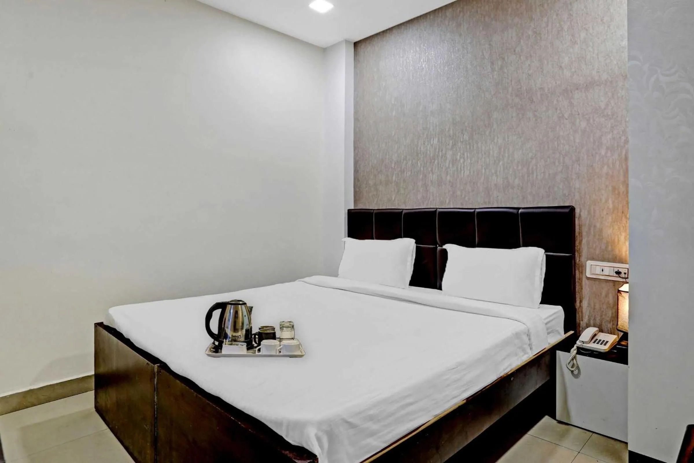 Facade/entrance, Bed in Hotel O Happy Stay