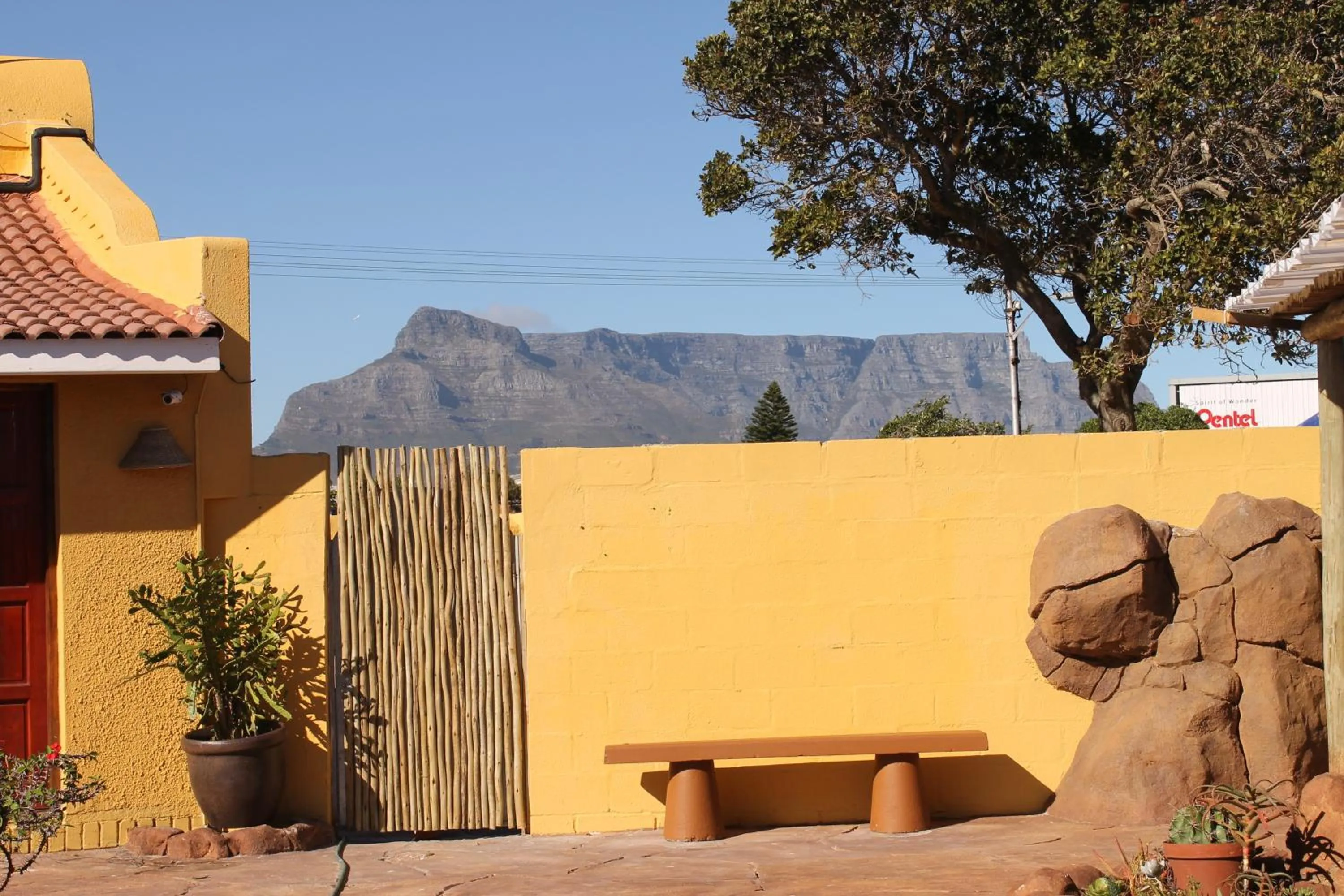 Facade/entrance in Flintstones Guest House Cape Town