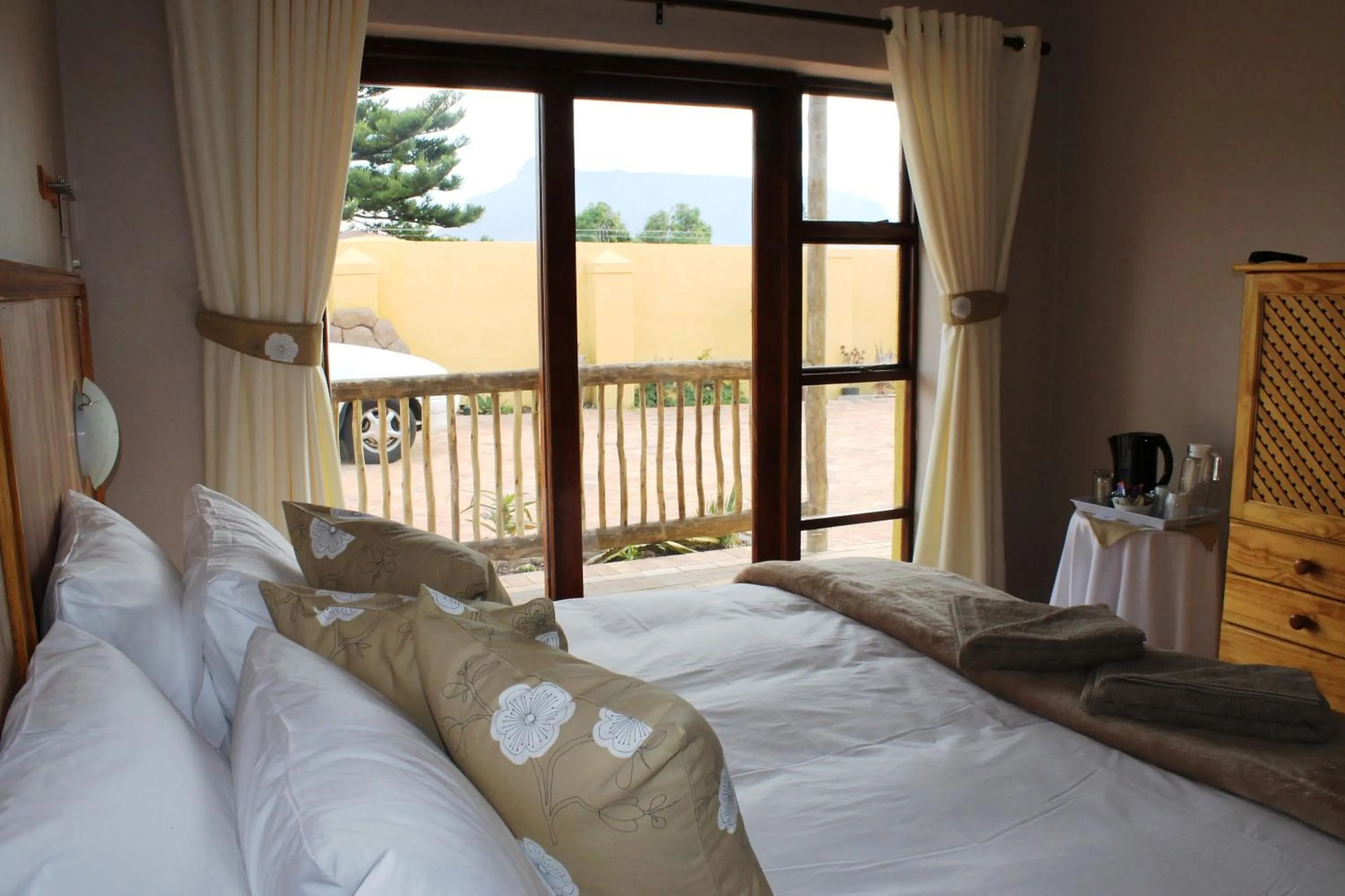 Bed in Flintstones Guest House Cape Town