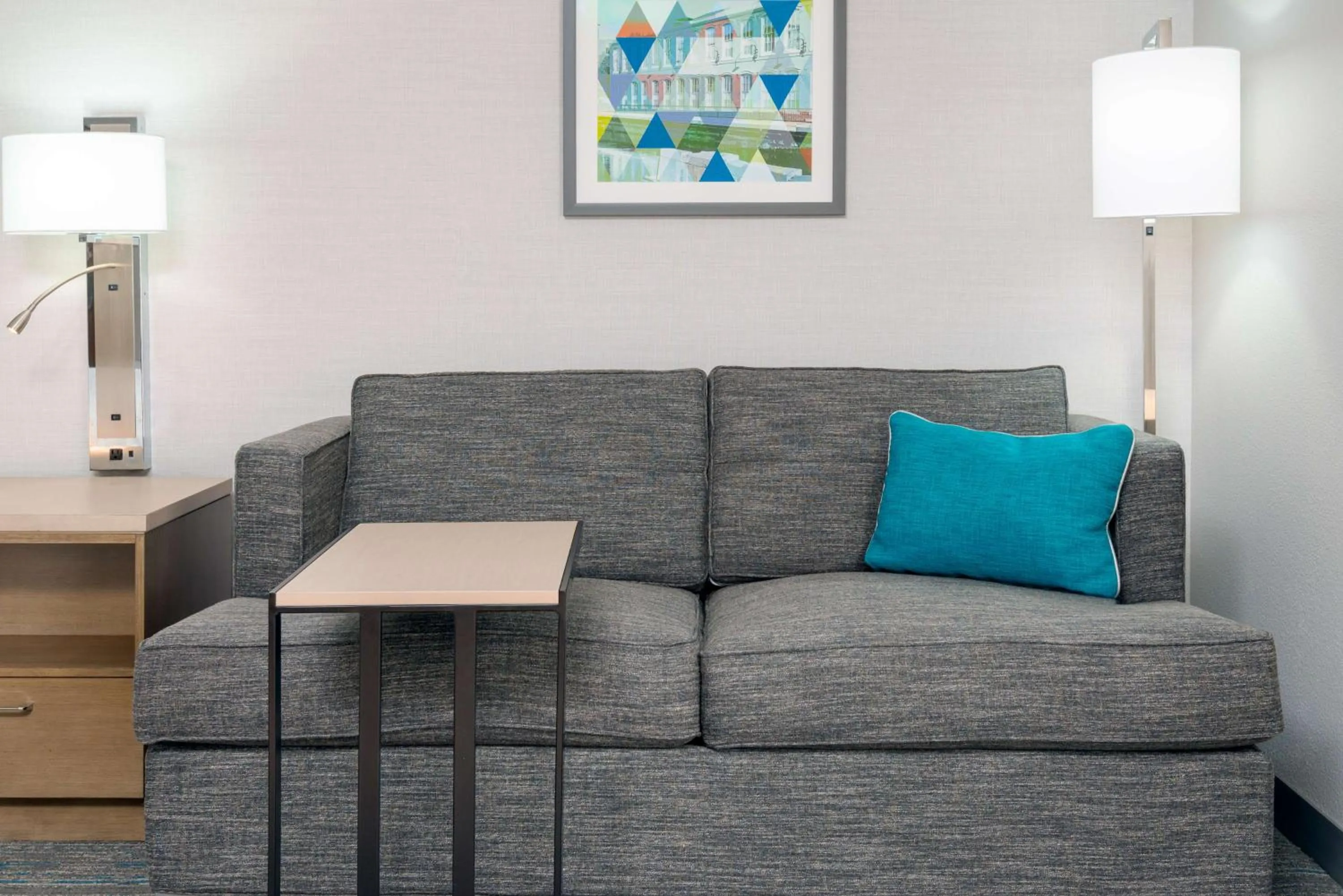 Living room in Hampton Inn Hartford Airport