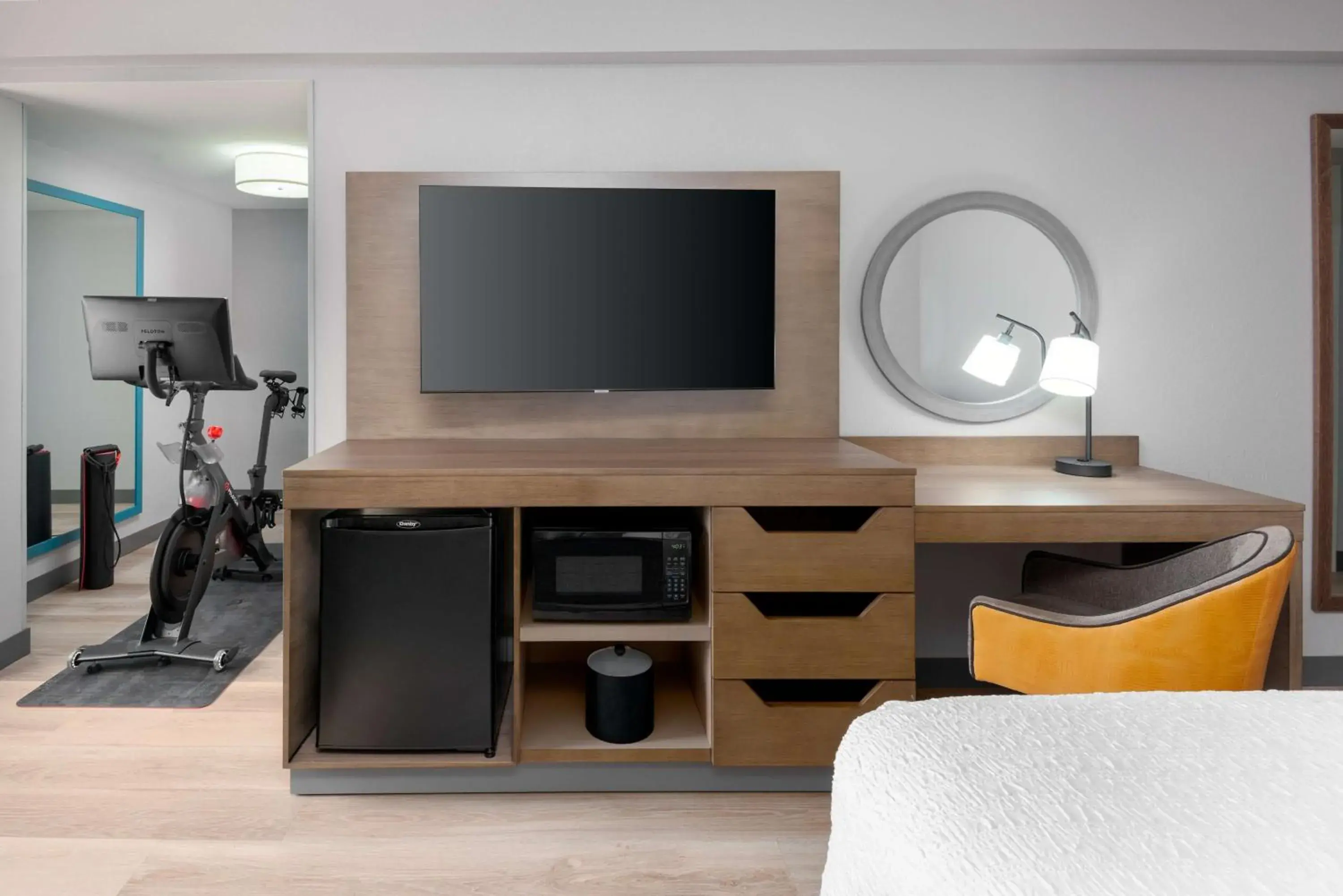 King Room With Sofa Bed and Peloton in Hampton Inn Hartford Airport King Room With Sofa Bed and Peloton in Hampton Inn Hartford Airport