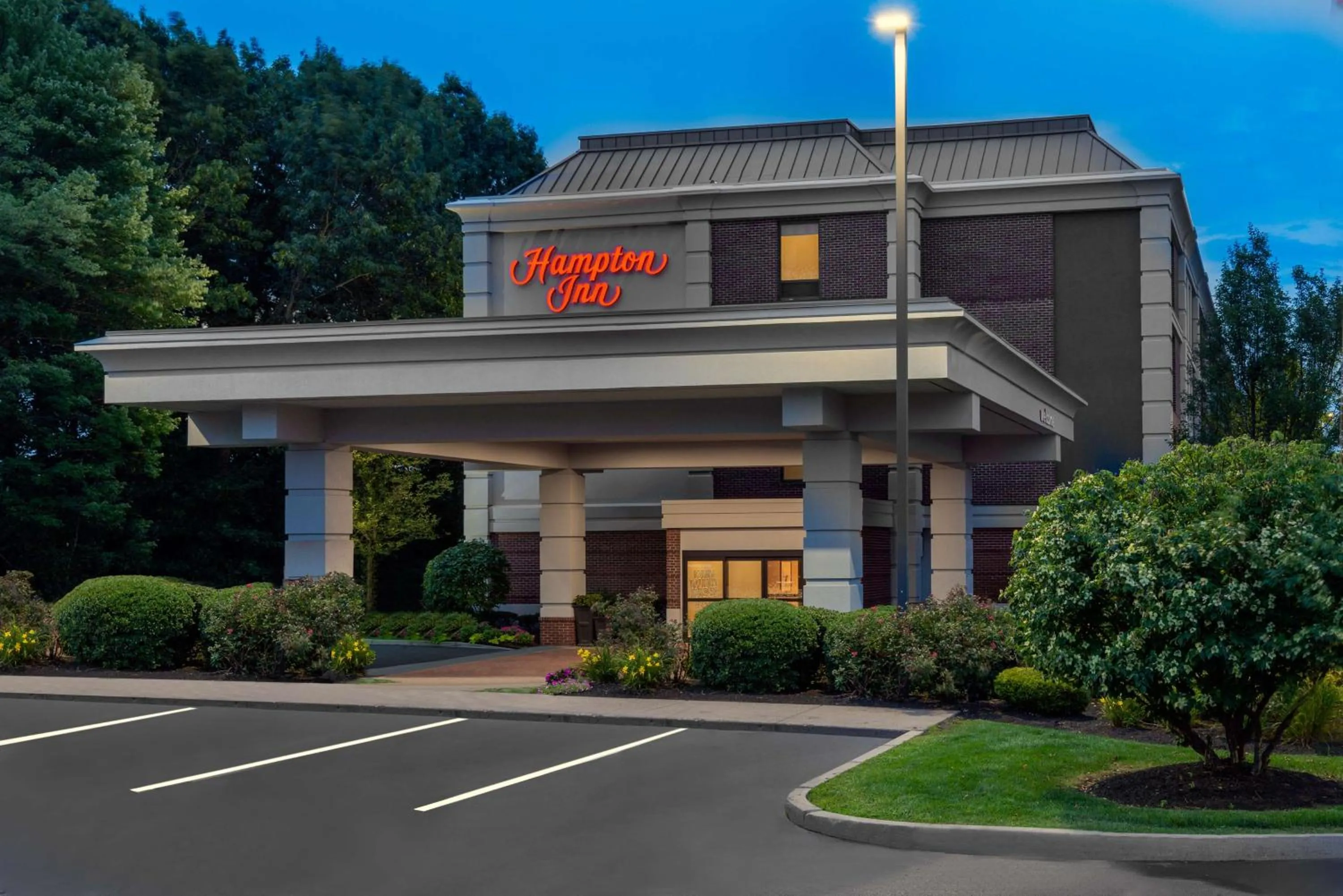 Property building in Hampton Inn Hartford Airport