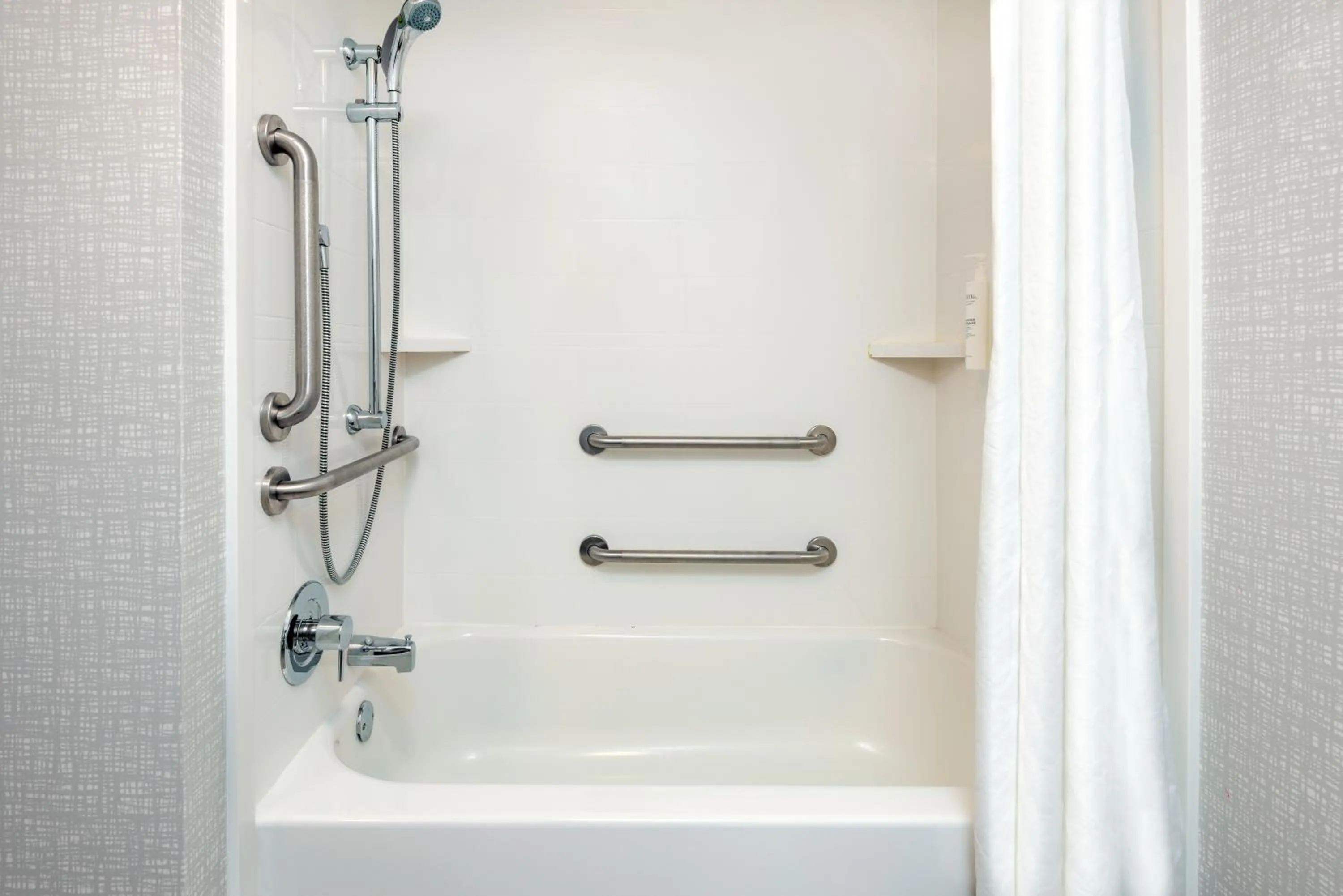 Bathroom in Hampton Inn Hartford Airport