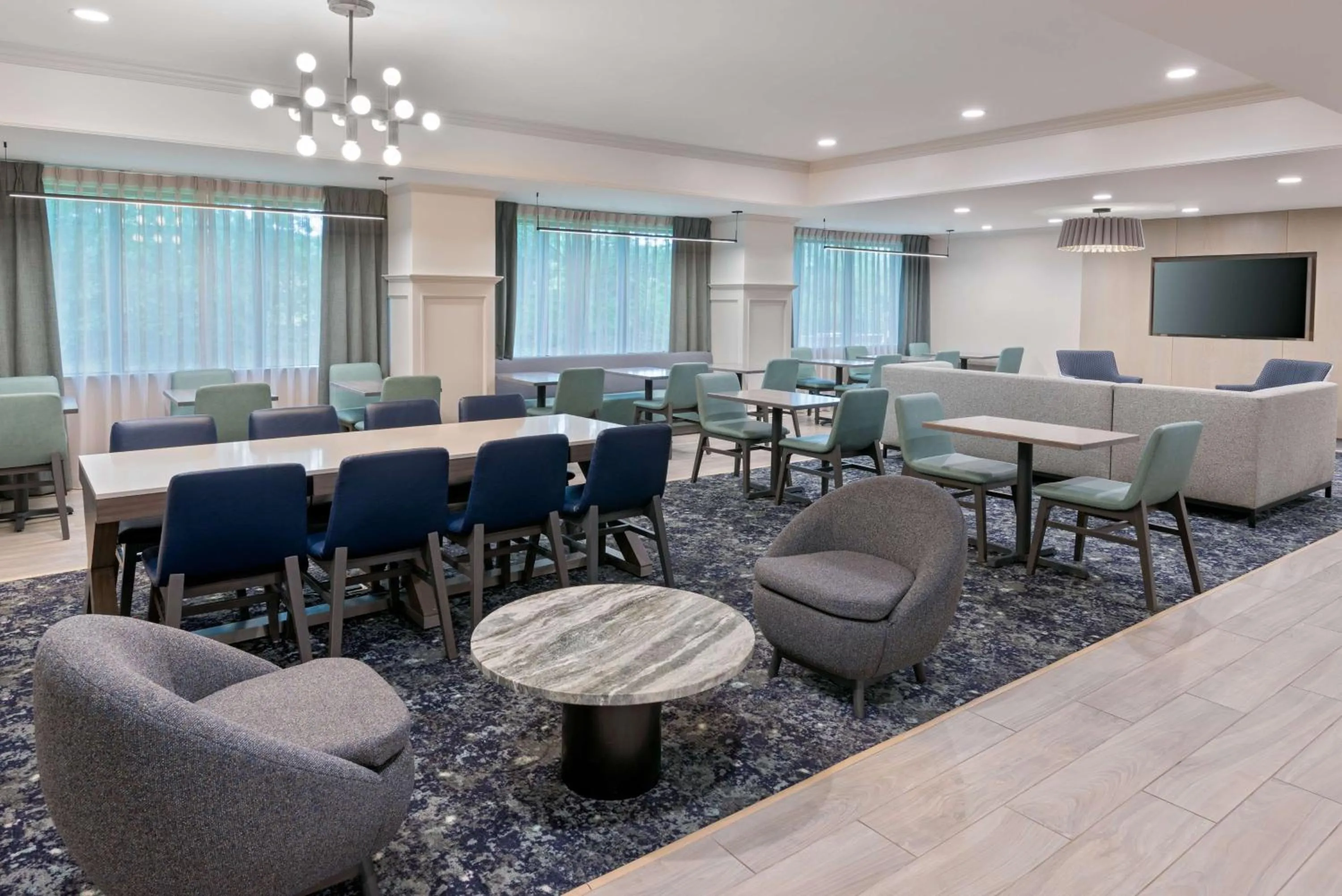 Lobby or reception in Hampton Inn Hartford Airport