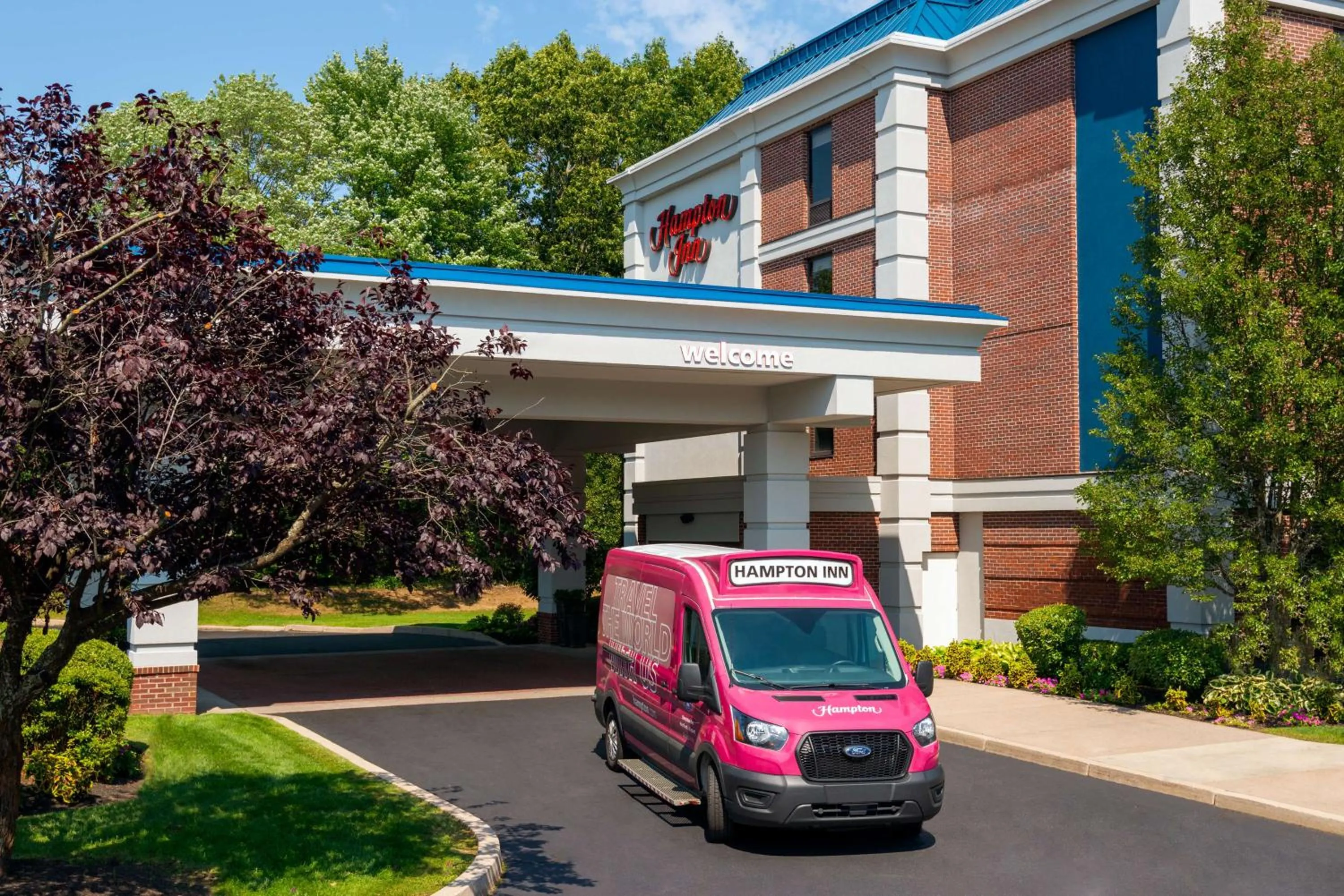 Property building in Hampton Inn Hartford Airport