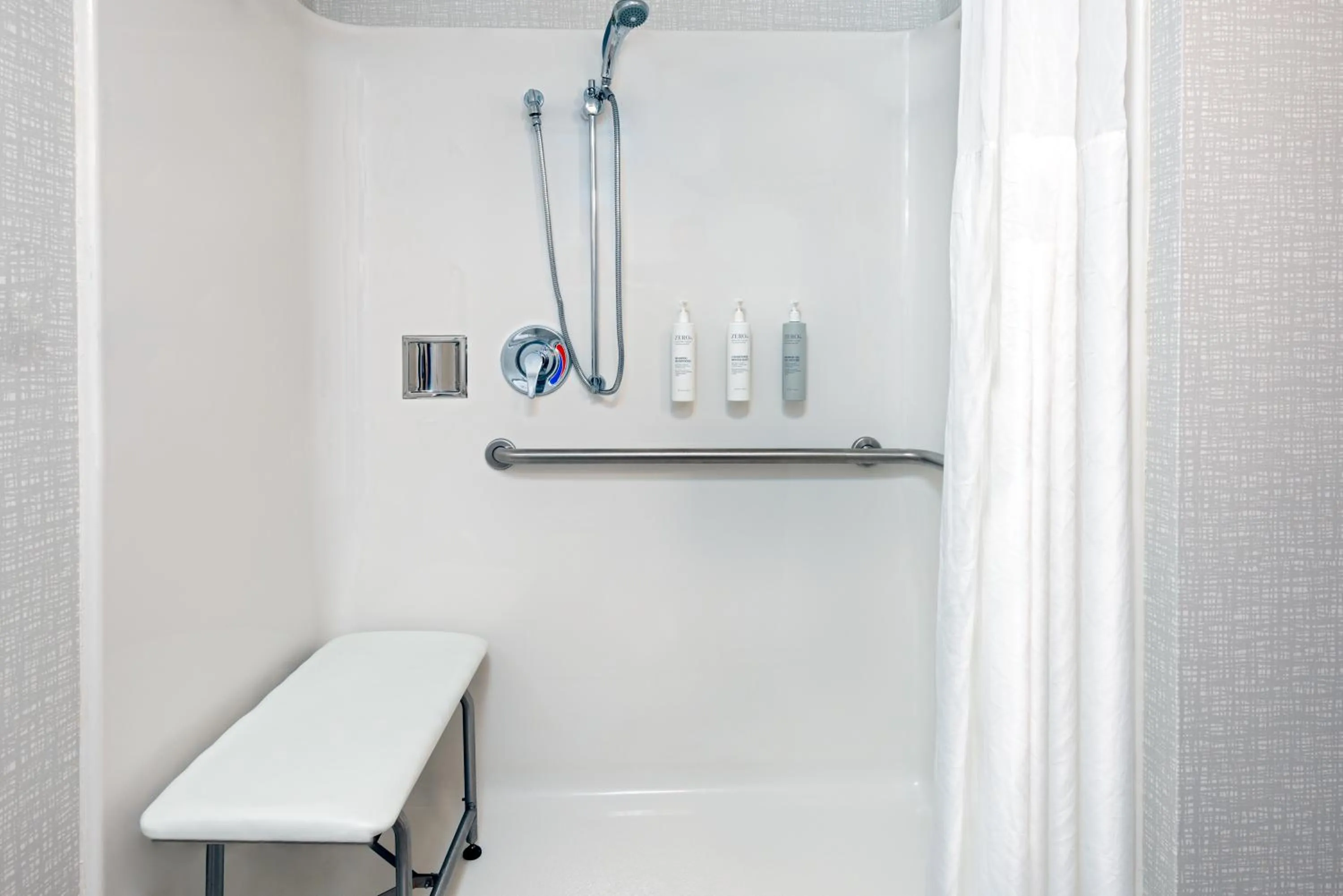 Bathroom in Hampton Inn Hartford Airport