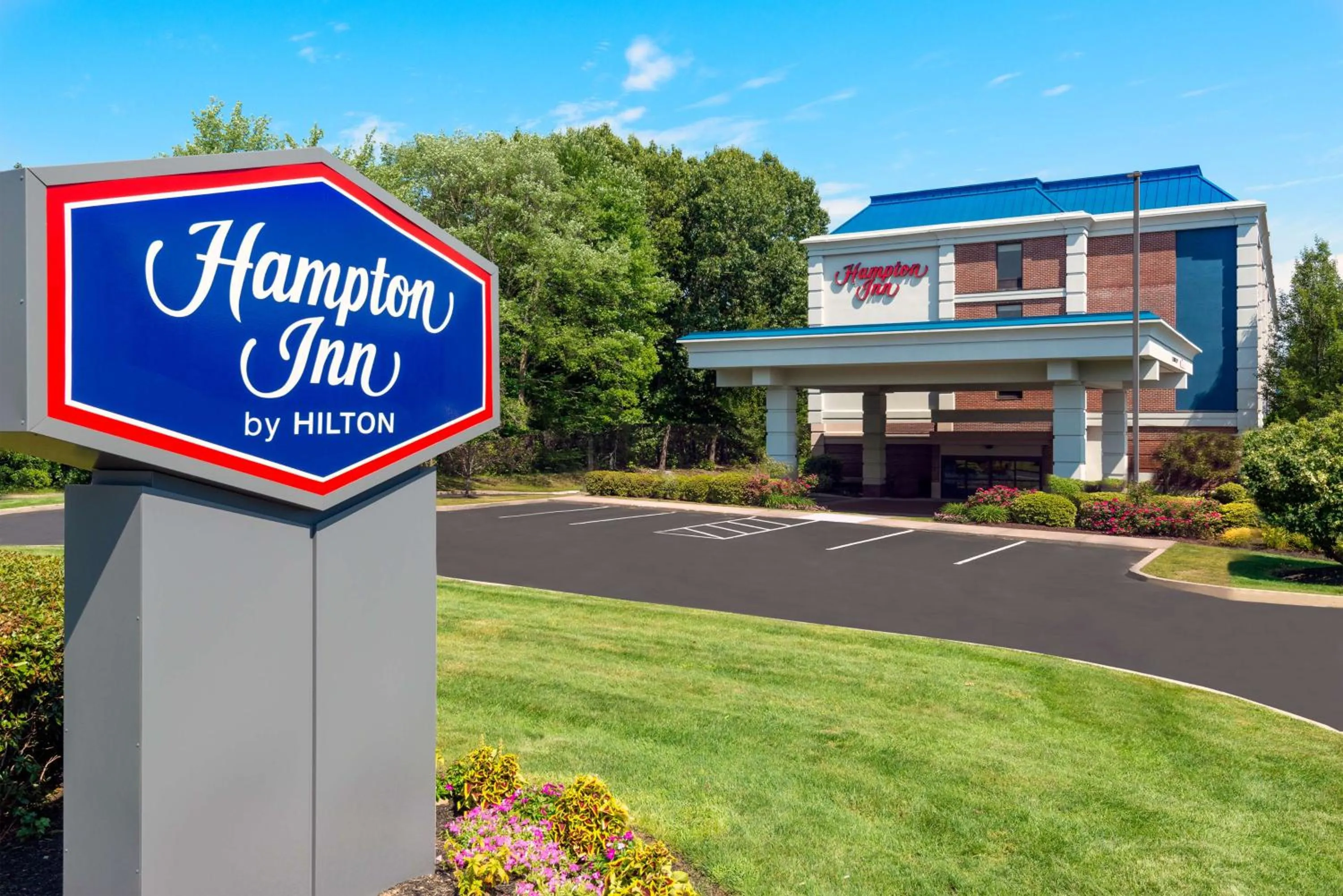 Property building in Hampton Inn Hartford Airport