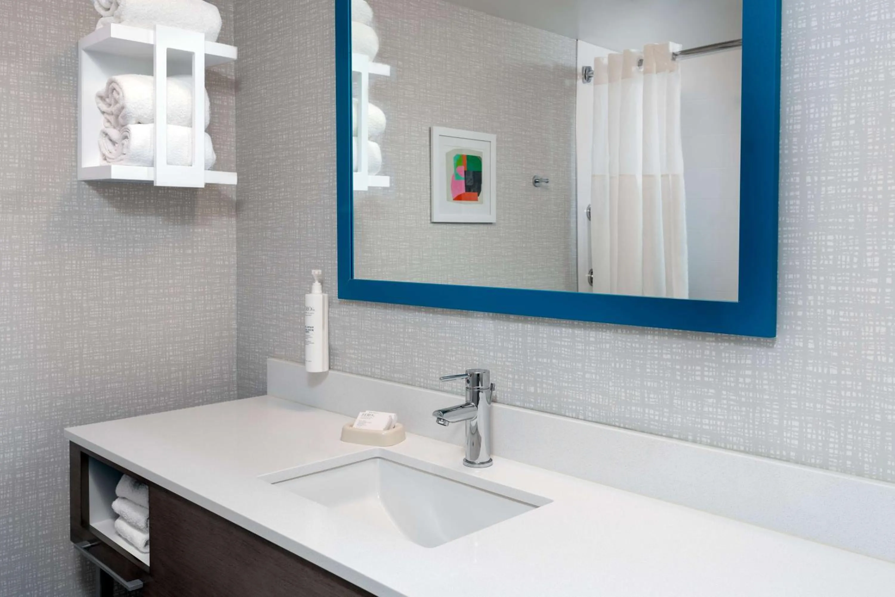 Bathroom in Hampton Inn Hartford Airport