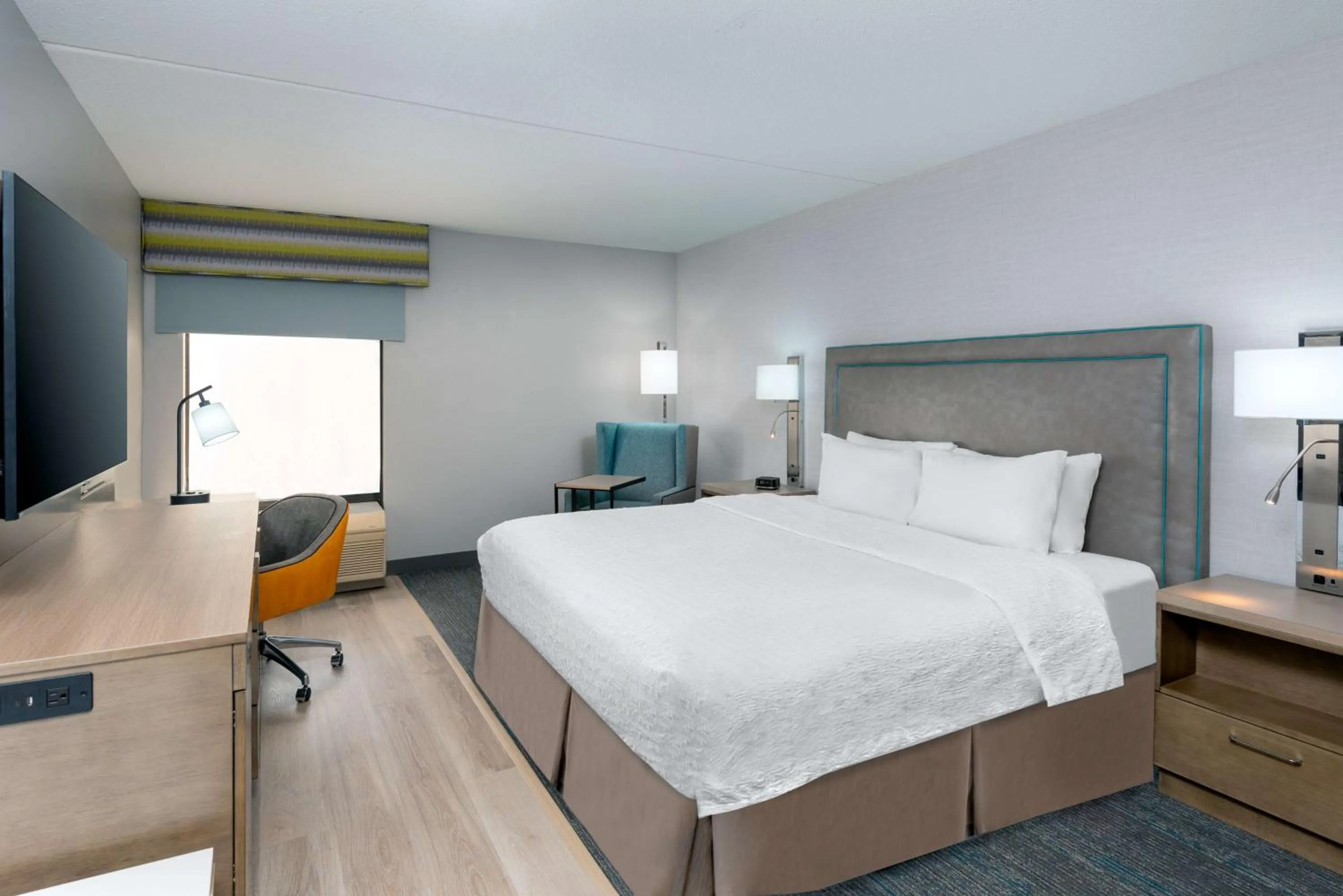 Bed in Hampton Inn Hartford Airport