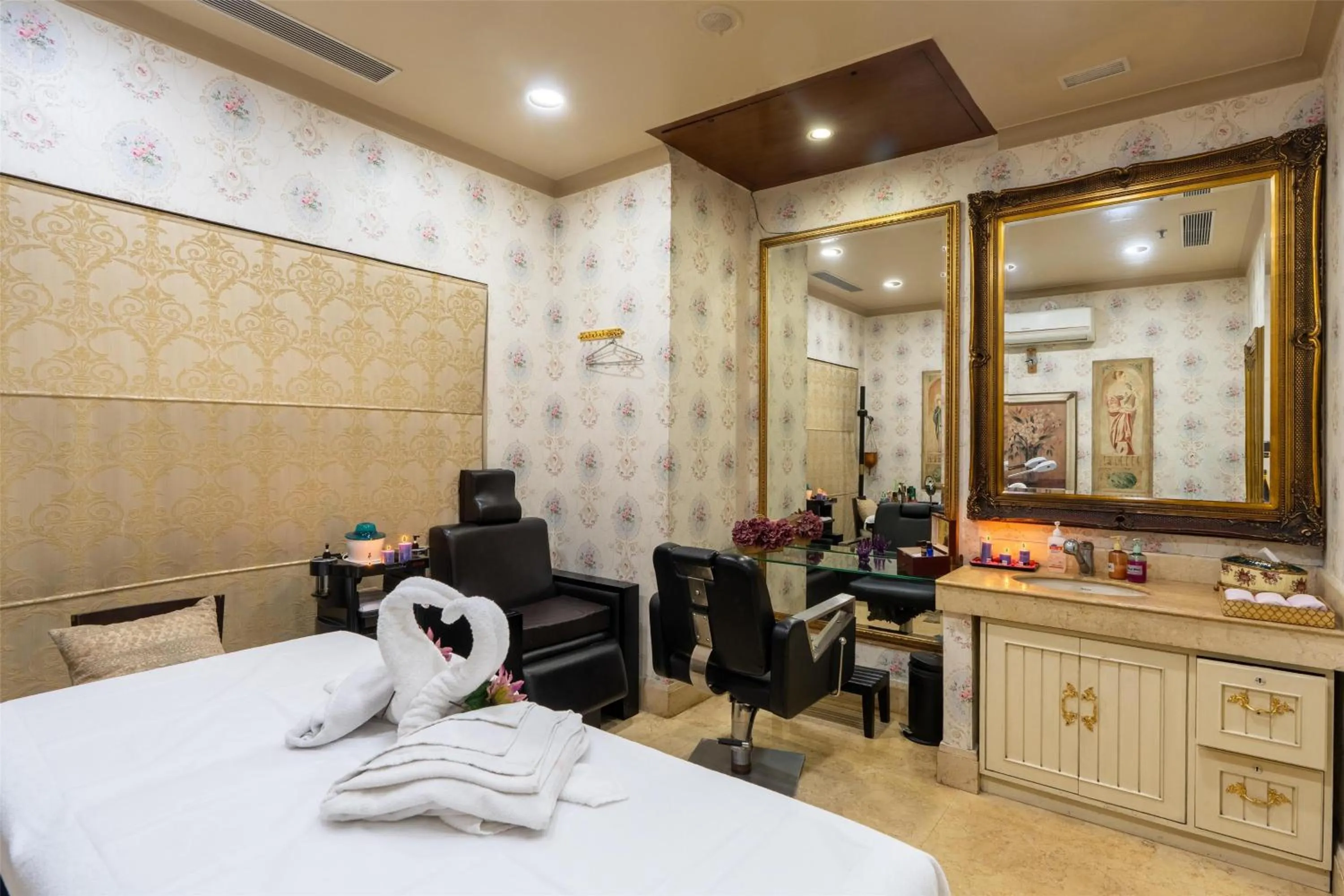 Spa and wellness centre/facilities, Bed in Radisson Hotel Jalandhar