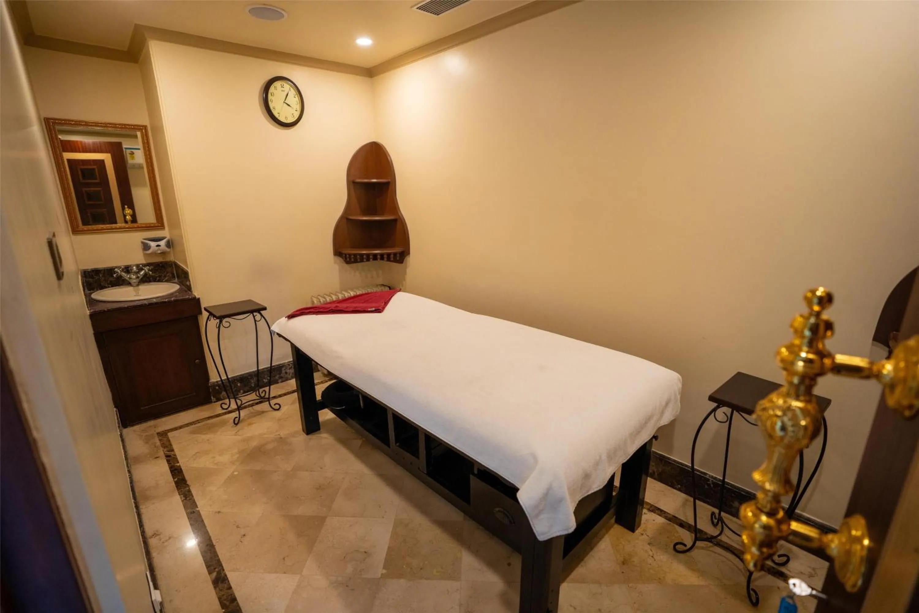 Spa and wellness centre/facilities, Bed in Radisson Hotel Jalandhar