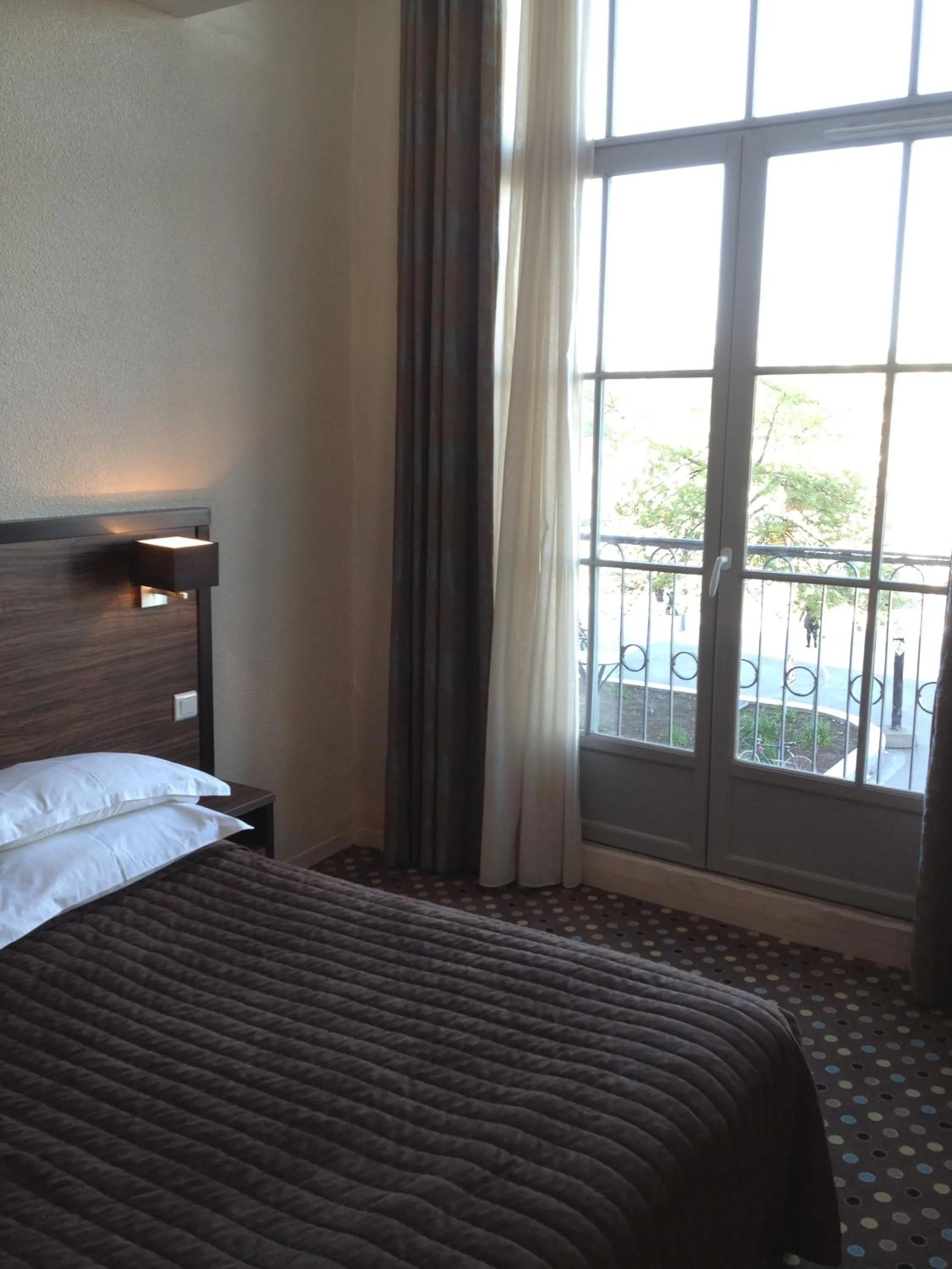 Bed in LOGIS Hôtel & Restaurant - Les Arcades